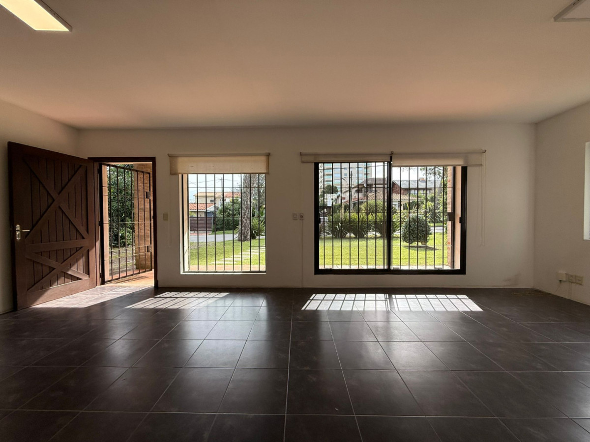  Tu Refugio en Mansa: Elegancia y Confort a Pasos del Mar

Disponible en VENTA y en Alquiler Anual.

Descubre esta excepcional casa en Mansa, Punta del Este, donde el diseño y la funcionalidad se unen para ofrecerte el hogar de tus sueños. Con una generosa superficie de 282 m² construidos sobre un amplio terreno de 674 m², esta propiedad es ideal para disfrutar de la tranquilidad y el estilo de vida que solo Punta del Este puede ofrecer.

**Características destacadas:**

- **5 Dormitorios**: Espaciosos y luminosos, perfectos para el descanso y la privacidad.
- **4 Baños**: Incluyendo 4 suites, cada una diseñada para brindar comodidad y confort.
- **Cocina Definida**: Equipamiento moderno que invita a crear deliciosas comidas en un ambiente acogedor.
- **Living Comedor**: Un espacio ideal para compartir momentos inolvidables con familia y amigos.
- **Aire Acondicionado**: Para disfrutar de un clima agradable durante todo el año.

Ubicada en una de las zonas más buscadas de Punta del Este, esta casa te ofrece la combinación perfecta de cercanía a la playa y la serenidad de un entorno residencial.

No dejes pasar la oportunidad de vivir en este paraíso. **Consulta con nuestros asesores y agenda tu visita hoy mismo.** ¡Tu nuevo hogar te está esperando!