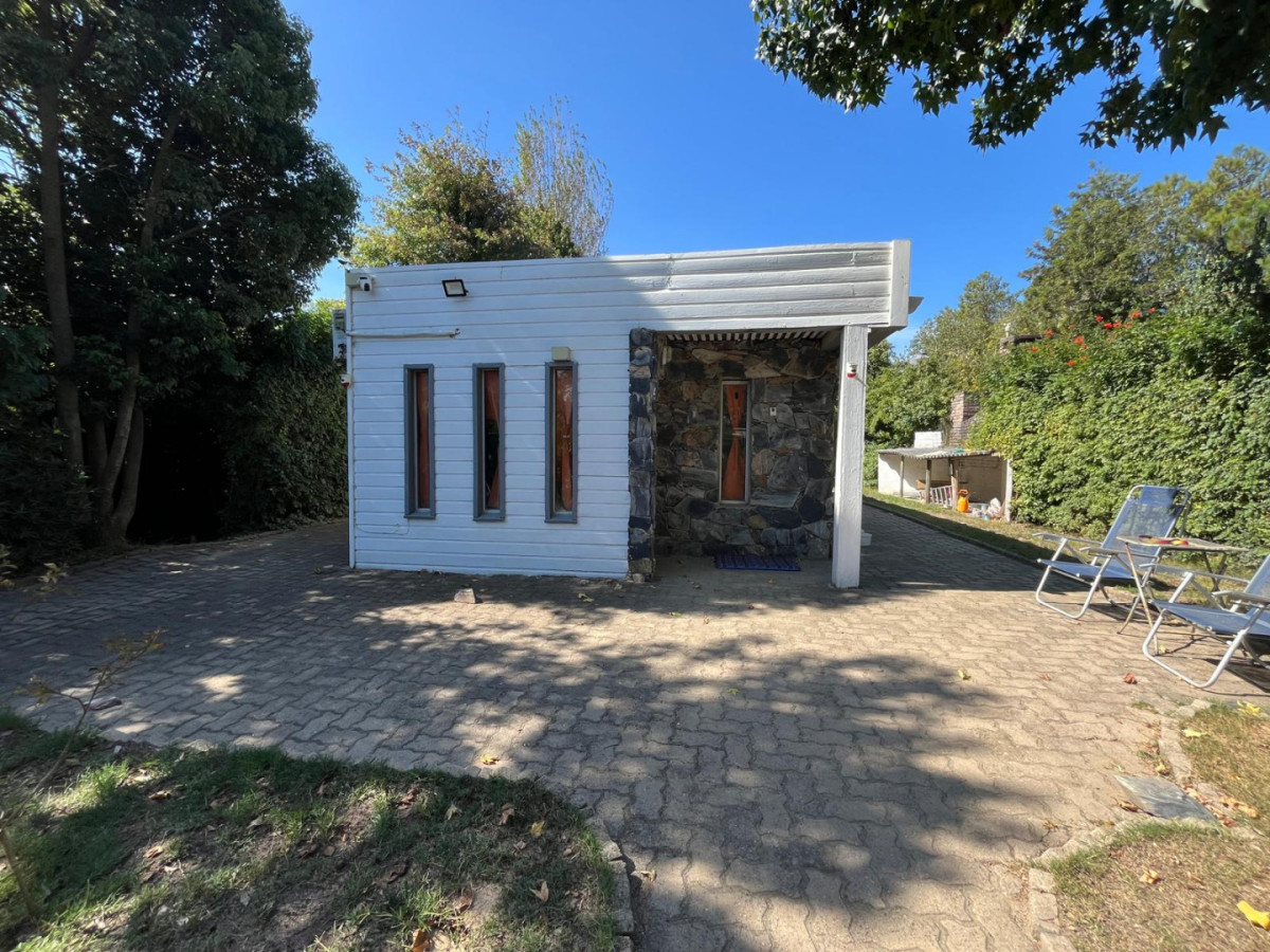 Casa a Pasos del Mar, Balneario Buenos Aires.
EXCELENTE OPORTUNIDAD DE INVERSIÓN Y-O VIVIENDA.

Descubre la oportunidad de vivir en un entorno privilegiado, a solo 150 metros de la costa en el encantador Balneario Buenos Aires. Esta acogedora casa es el lugar ideal para disfrutar de la tranquilidad y belleza que ofrece la región.

Con un terreno de 450 m² y 60 m² construidos, esta propiedad cuenta con un dormitorio y un baño, perfectos para una pequeña familia, con posibilidad de agrandar su metraje. La cocina, bien equipada, se integra armoniosamente con el luminoso living-comedor, creando un espacio acogedor para compartir momentos inolvidables.
Frente y perímetro totalmente cercado y compartimentado con tabla de 1era: frente con 2 mts de altura, y fondo y laterales 3 mts. 110 mts cuadrados de adoquines bordeando toda la casa. Portones corredizos acero inoxidable. Instalación supergás en nicho aislado bajo tierra.

Casa en construcción Wood Frame, de 5 capas de aislamiento, con aislamiento acústico y térmico en Lana Mineral (Holandesa),  más membrana, madera OCB, y yeso interior, lo que la garantiza libre de humedades, filtraciones, manchas, y habitabilidad confortable todo el año. Construcción sobre platea de material, con Frente Inglés. Toda la instalación ANTIFLAMA, bajo normas y reglas actuales de Seguros, etc.

Aire acondicionado James de 12.000 BTU. Tv UHD Panavox. 4 cámaras de seguridad de última generación.

Imagina despertar cada mañana con el sonido del mar y la brisa fresca, mientras disfrutas de un estilo de vida relajado y cercano a la naturaleza.
 
No dejes pasar esta oportunidad única. Consulta con nuestros asesores y comienza a construir tus recuerdos en este paraíso costero.
