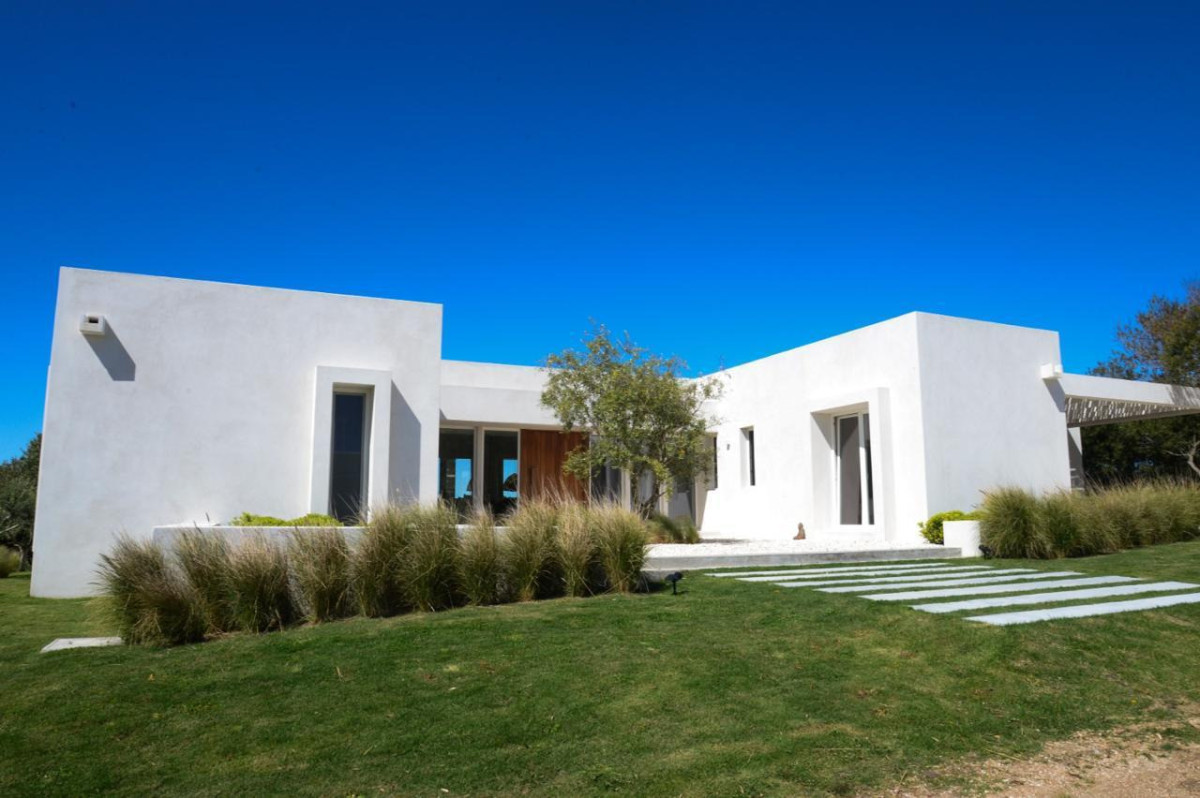 Tu Refugio en la Naturaleza: Casa en Laguna Escondida, José Ignacio

Descubre la serenidad y el lujo en esta excepcional propiedad en Laguna Escondida, un enclave exclusivo de José Ignacio. 
Esta casa, diseñada para disfrutar de la tranquilidad y el confort, cuenta con un amplio terreno de 2800 m² y una construcción de 390 m² que invita a vivir momentos inolvidables.

Con 5 dormitorios, cada uno con su propio baño en suite, esta residencia es ideal para familias o grupos que buscan privacidad y comodidad. 
La cocina, completamente equipada, se integra a un luminoso living comedor, creando un espacio perfecto para compartir con amigos y seres queridos.

Excepcional pileta y hermoso jardín.

Sumérgete en la belleza de la naturaleza circundante y aprovecha la oportunidad de hacer de este lugar tu hogar. 

Para más información y consultas, no dudes en contactar a nuestros asesores.