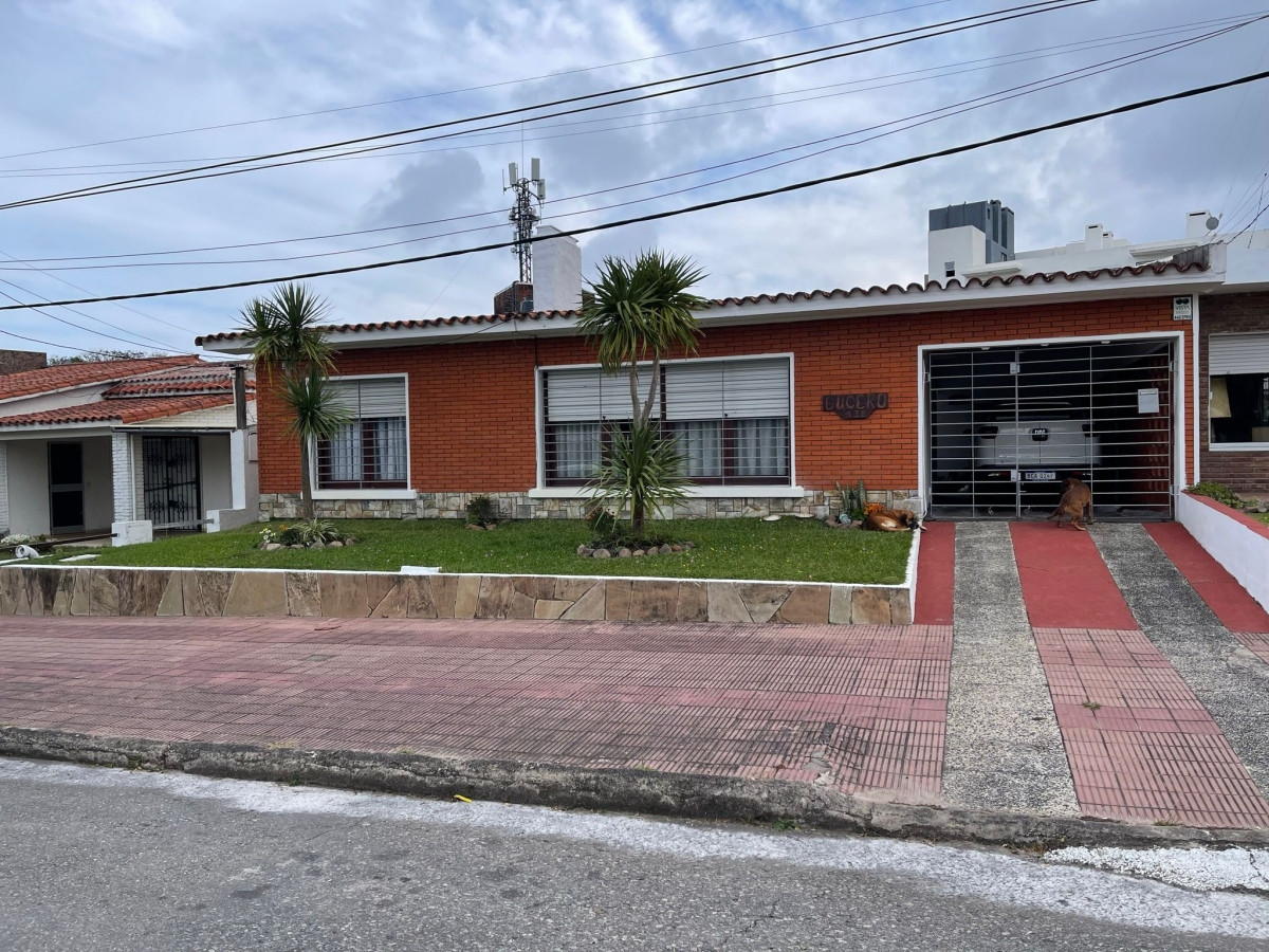 Excelente casa en Piriápolis a 2 cuadras de la playa.

Casa principal de 3 dormitorios, living-comedor y cocina.
Al fondo dependencia de 1 dormitorio, baño y cocina.

Terreno de 600mts2 y construidos aprox. 218mts2.

Consulte con nuestros asesores.