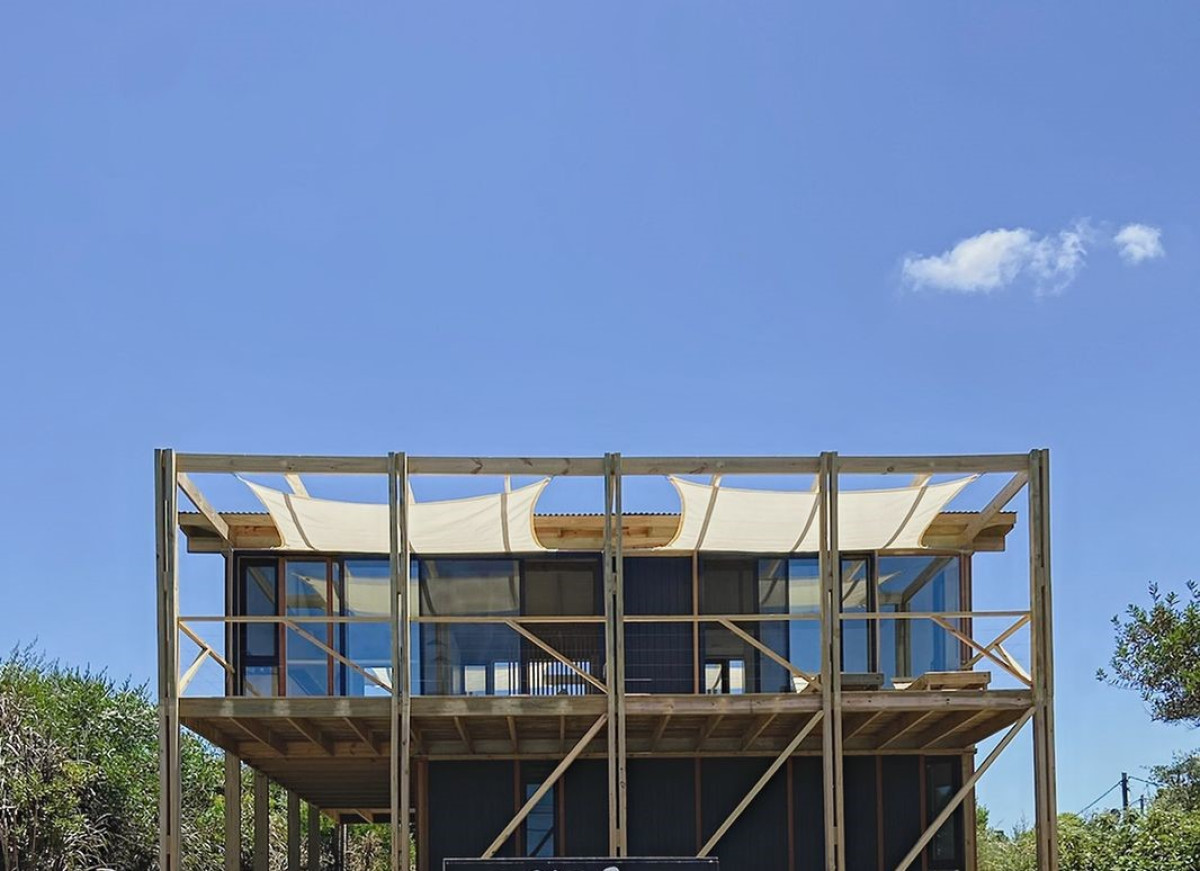 Espectacular casa en Balneario Buenos aires sobre Ruta 10 a metros de la playa.
Gran living-comedor, amplia cocina.
3 dormitorios y 2 baños completos.
600m2 de terreno, 12m2 de frente y 40m2 de fondo con 115m2 construido.
Consulte con nuestros asesores.