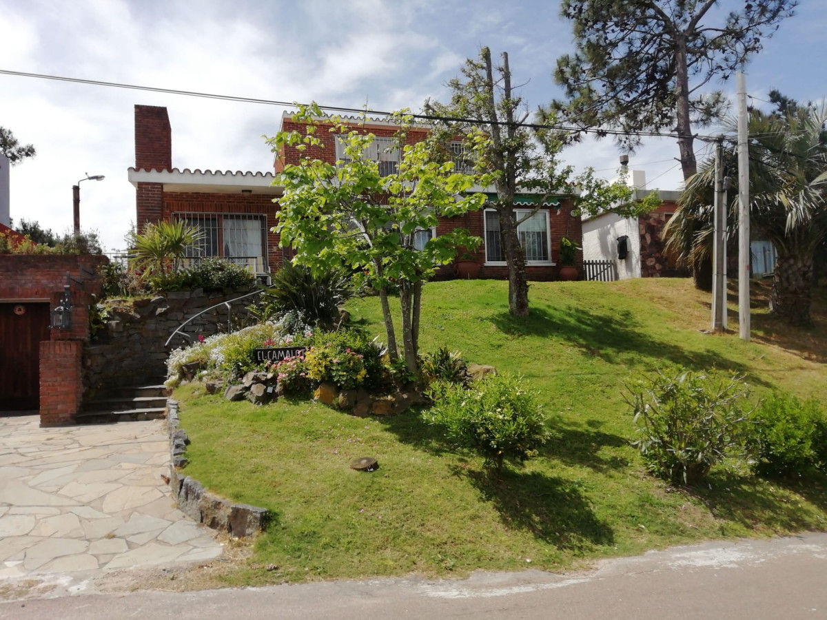 Las Delicias - Maldonado
Ideal para vivir todo el año - Agradable entorno

4 Dormitorios - 2 Baños 
Cocina, Living , Comedor 
Terreno : 457 m2 
Edificado : 214 m2 

Consulte con nuestros asesores.
