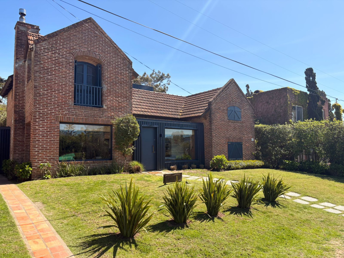 Excelente casa en La Barra, a metros del Mar.

Casa de 4 dormitorios (2 de ellos en suite), 3 baños.
Living-comedor. Cocina completa.
Hermoso patio con parrillero. 
Lavadero.

Consulte con nuestros asesores.