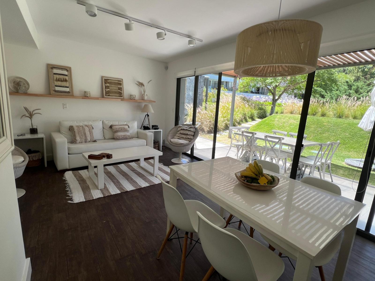  Tu Refugio en la Naturaleza: Casa en Pedragosa Sierra, Punta del Este

Descubre la serenidad y el encanto de vivir en Pedragosa Sierra, un rincón privilegiado de Punta del Este. Esta acogedora casa de 64 m² te ofrece el equilibrio perfecto entre comodidad y estilo.

La casa forma parte de un complejo de edificio, siendo la mezcla perfecta entre privacidad y la comodidad de los servicios de un copropiedad.

Con 2 dormitorios (1 en suite) y 2 baños, está diseñada para brindarte privacidad y confort. La cocina americana se integra armoniosamente con el living y el comedor, creando un espacio ideal para compartir momentos inolvidables con familia y amigos.

Rodeada de un entorno natural único, esta propiedad es perfecta tanto para disfrutar de escapadas de fin de semana como para establecer tu hogar permanente. No dejes pasar la oportunidad de vivir en un lugar donde la tranquilidad y la belleza se encuentran.

Consulte con nuestros asesores y déjate llevar por la magia de Pedragosa Sierra. ¡Tu nuevo hogar te espera!