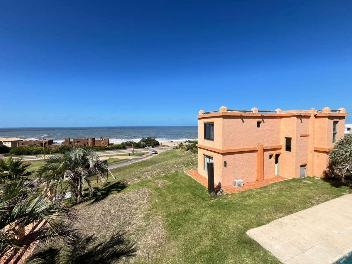 Elegancia y Comodidad Casa con ubicación incomparable en El Chorro.
A pasos del Mar.

Ubicada en una de las zonas más exclusivas de Manantiales, esta impresionante casa en El Chorro es el refugio ideal para quienes buscan un estilo de vida sofisticado y relajado. Con un generoso terreno de 1095 m² y 349 m² construidos, esta propiedad ofrece un espacio perfecto para disfrutar de la tranquilidad y la belleza natural que caracteriza a la región.

Casa ubicada en lo lote alto con hermosa vista.
En casa principal 2 dormitorios en suite arriba + 2 dormitorios abajo que comparten 1 baño completo y dependencia de servicio con baño.
Living-comedor con vista espectacular y cocina definida + toilette.

En bloque independiente o casa de huéspedes 3 dormitorios + 1 baño completo arriba.
Parrillero cerrado con living-comedor + 1 baño completo abajo.

No pierda la oportunidad de adquirir esta joya en El Chorro. Para más información y consultas, no dude en contactar a nuestros asesores, quienes estarán encantados de ayudarle a dar el siguiente paso hacia su nuevo hogar.