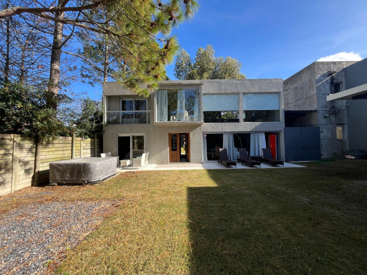 Hermosa casa en La Barra
3 dormitorios, 2 baños completos.

Hermoso living-comedor con cocina integrada. Techo de doble altura.

Jardín con hermoso parrillero techado. Jacuzzi para 5 personas.

Por mas información, consulte con nuestros asesores.