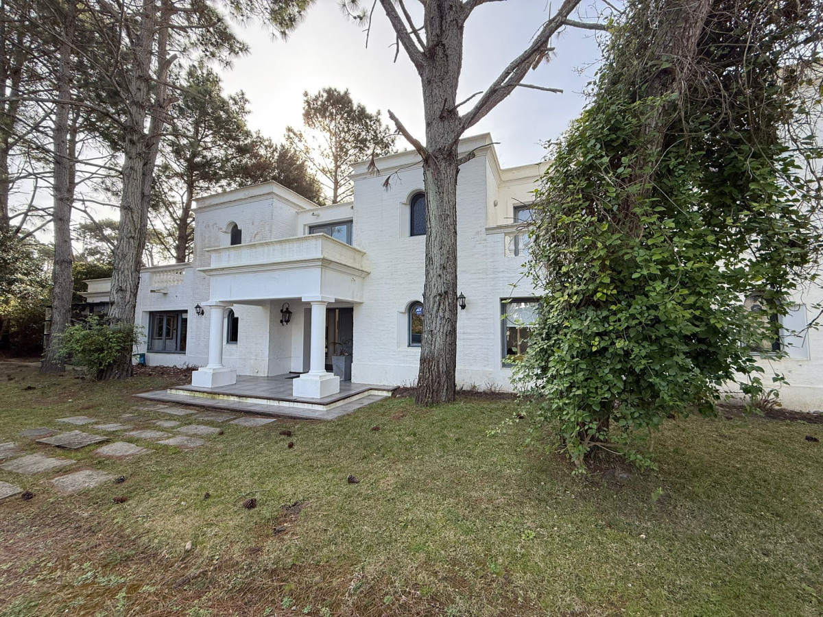 **Descubra su Refugio en Rincón del Indio: Elegancia y Confort a Pasos del Mar**
Ubicada en una de las zonas más exclusivas de Punta del Este, esta impresionante casa en Rincón del Indio es el hogar ideal para quienes buscan un equilibrio perfecto entre lujo y naturaleza. Con un generoso terreno de 4500 m², esta propiedad ofrece un espacio inigualable para disfrutar de la tranquilidad y la belleza del entorno.
La casa cuenta con 5 amplios dormitorios, cada uno con su propio baño en suite, garantizando privacidad y comodidad para toda la familia o sus invitados. Los espacios comunes, que incluyen una cocina moderna, un acogedor living y un elegante comedor, están diseñados para fomentar la convivencia y el disfrute. Además, el living-comedor se convierte en el lugar perfecto para compartir momentos inolvidables.
Equipamiento de primera calidad, que incluye microondas, lavarropas y freezer, asegura que su vida diaria sea tan cómoda como placentera.
No pierda la oportunidad de vivir en este paraíso. Consulte con nuestros asesores y déjenos ayudarle a hacer realidad su sueño de tener una propiedad en Punta del Este. ¡Su nuevo hogar le está esperando!