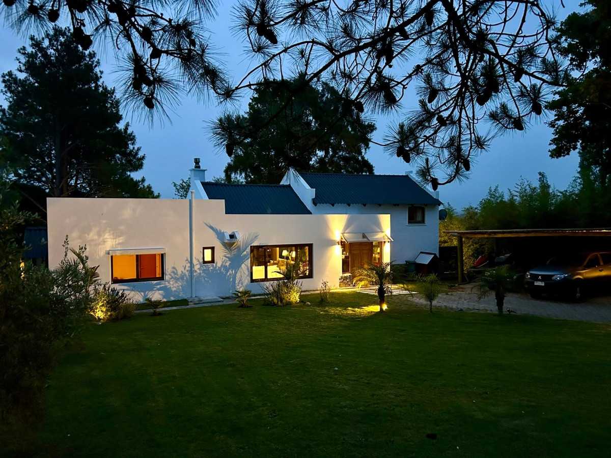 1750 m2 de terreno
280 mts construidos
Hermosa casa en EL TESORO, la barra recientemente reciclada con materiales de calidad y buen gusto, muy luminosa, posee amplio living comedor con techos altos y pisos de lapacho.
Cocina integrada, toilette y barbacoa integrada a la casa.
5 dormitorios, principal en suite y vestidor, 2 dormitorios comparten un baño.
Un cuarto dormitorio que puede funcionar de servicio, con baño completo en suite y un quinto dormitorio ubicado en planta alta.
Amplio ventanal que conecta con el parque.
1750 metros de terreno, piscina, decks, juegos para niños.
Losa radiante sectorizada.
Cochera para 3 autos y amplio estacionamiento.
Propiedad completamente cercada, que brinda intimidad y seguridad.