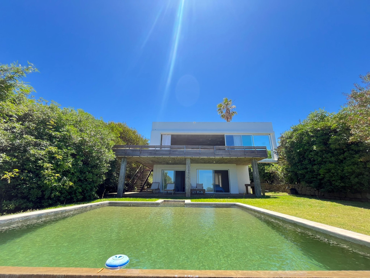 Casa moderna, espaciosa y con todas las comodidades. Ubicada sobre la colina de El Chorro. Excelente vista al Mar.

5 dormitorios (2 de ellos en suite). 3 baños + Toilette.
Espectacular living-comedor con grandes ventanales que se abren al completo para generar un gran espacio integrado y hermosas vistas. Cocina completa con salida al parrillero y semi integrada hacia el living-comedor.
Aire acondicionado en todos los ambientes.

Gran jardín de 1174 m2 (2 padrones) con piscina y fogón.
Espectaculares vistas al mar, Manantiales y Punta del Este.

Aprobada ampliación para un 3er nivel.

Por mas información, consulte con nuestros asesores.