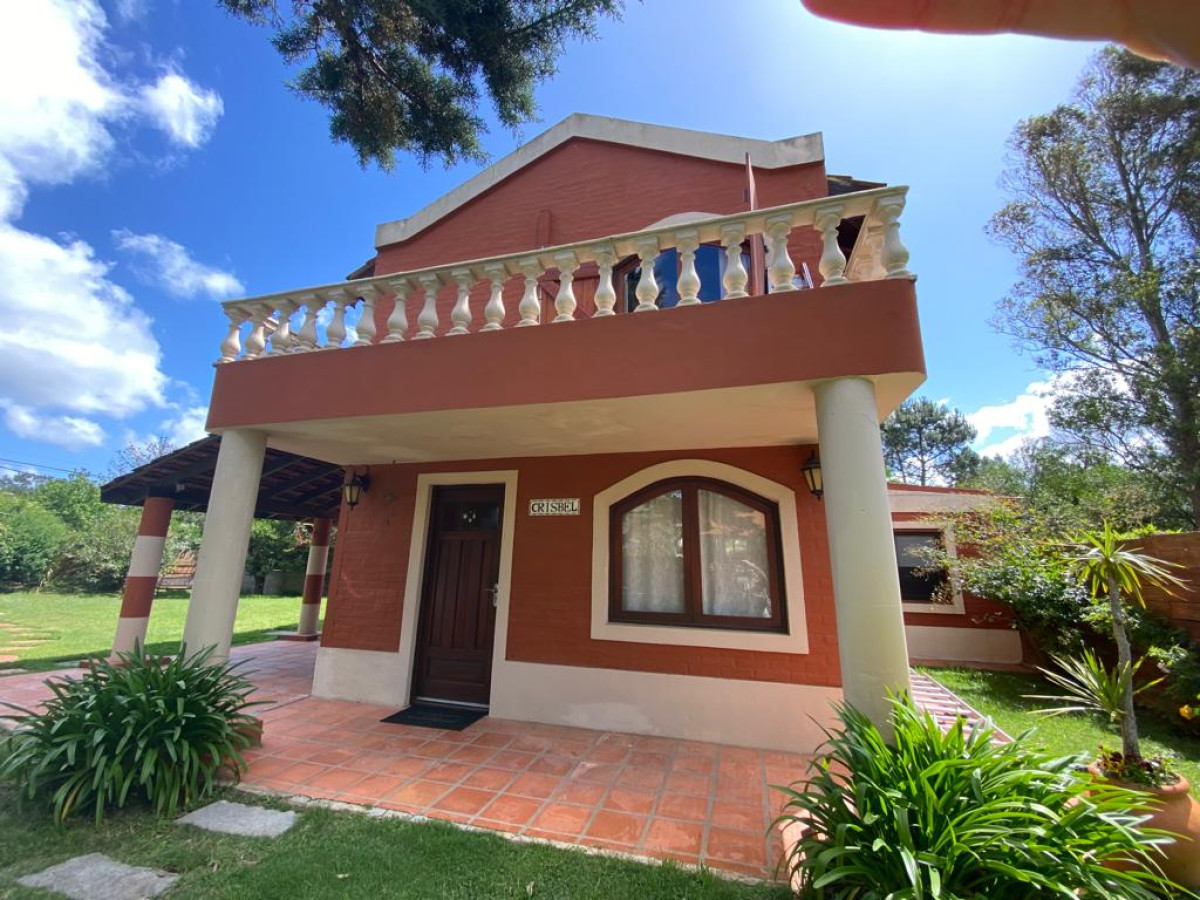Hermosa casa en el Tesoro.
3 dormitorios , 3 baños.
Living-comedor con aire acondicionado, cocina completa.
Pileta, parrillero y amplio jardín.
Consulte con nuestros asesores.
