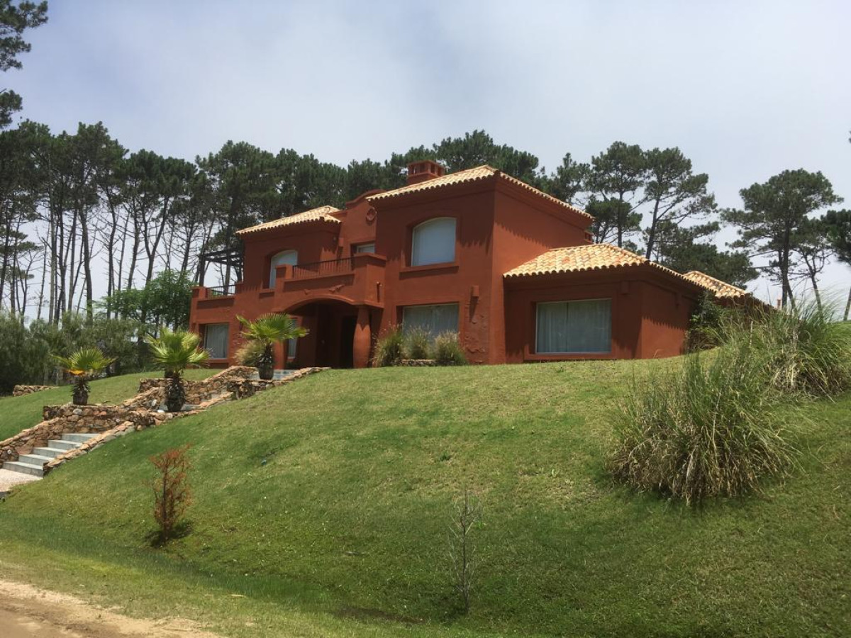 Espectacular casa en barrio cerrado Laguna Blanca, próximo a la playa.  
5 dormitorios y dependencia de servicio. Tiene 3 dormitorios arriba todos en suite, (algunos incluye sauna, jacuzzi y ducha escocesa) mas 2 dormitorios abajo con un baño completo compartido. 
Gran living y comedor. Toilette. Cocina completamente equipada. 
Dependencia de servicio.
Muy buena pileta.
Incluye ropa blanca, internet y piletero.
Construidos 500 mtrs2 y 1807  metros de terreno , 80 mtrs2 de barbacoa. 
Tiene calefacción inteligente y riego inteligente con pozo de agua.


Consulte con nuestros asesores.