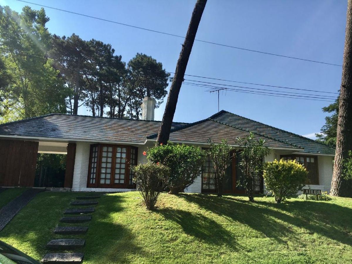 Título: Casa en Lugano - Punta del Este

Descripción:  
Ubicada en el corazón de Lugano, esta acogedora casa ofrece un espacio ideal para disfrutar de la tranquilidad y el confort que caracteriza a Punta del Este. Con un generoso terreno de 1000 m2 y 182 m2 construidos, la propiedad cuenta con tres dormitorios, de los cuales dos son suites, proporcionando privacidad y comodidad para toda la familia o grupos de amigos.

El interior se destaca por su diseño funcional, que incluye un amplio living y un comedor luminoso, perfectos para compartir momentos agradables. La cocina está equipada con todo lo necesario para facilitar la vida diaria, incluyendo cocina a gas, microondas y heladera con freezer. Además, cuenta con aire acondicionado y lavarropas, asegurando el máximo confort en todas las estaciones del año.

El entorno ofrece un ambiente sereno, ideal para quienes buscan escapar del bullicio de la ciudad sin renunciar a la cercanía de las playas y servicios de Punta del Este. Esta propiedad es perfecta tanto para residencia permanente como para disfrutar de temporadas de descanso. Consulte con nuestros asesores para más información y descubra todo lo que esta casa tiene para ofrecer.