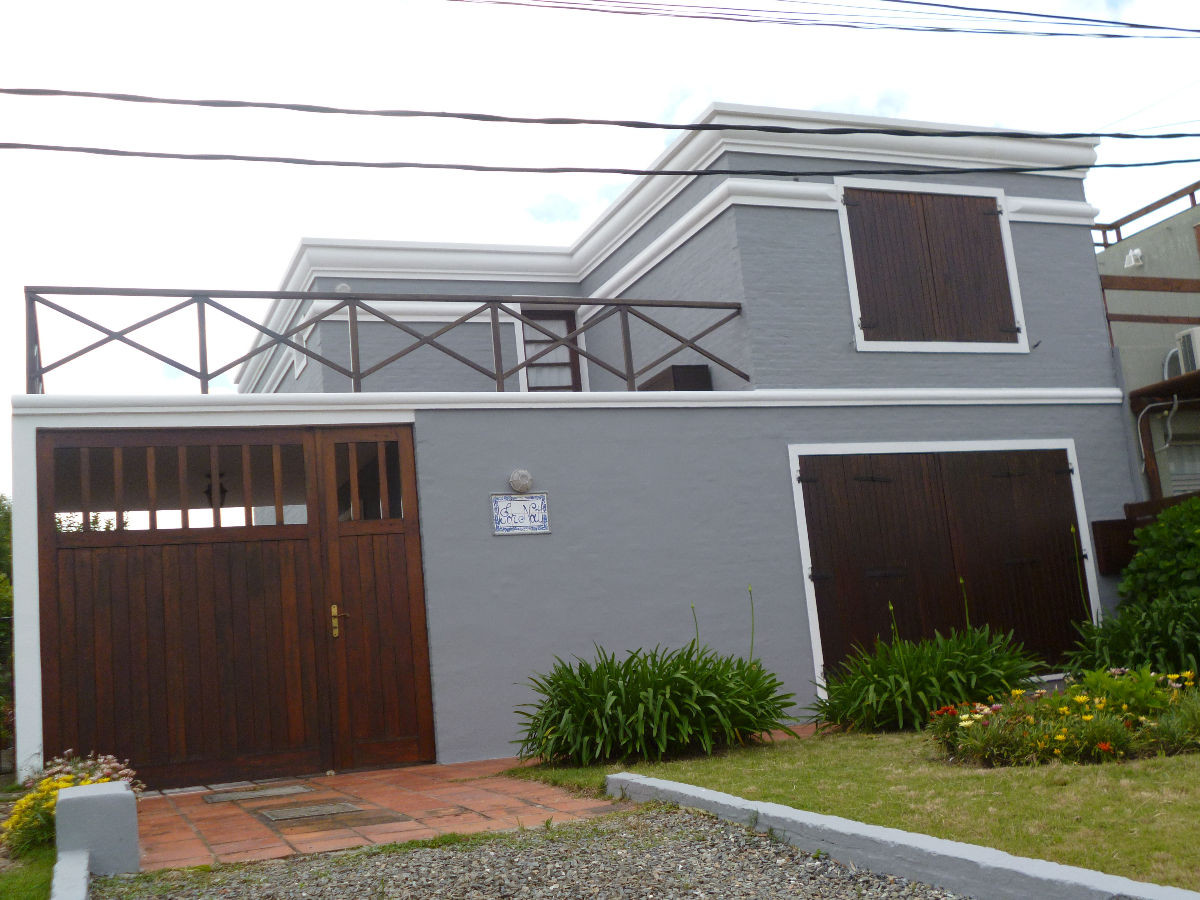 Manantiales, a metros de la playa . 

Cómoda casa en 2 niveles, amplio jardín con pileta, terraza y parrillero techado.  3 dormitorio 2 baños.

Entrada para auto, totalmente cercada.

WIFI, Punta Cable

terrreno aprox 400 mtrs2, edificado 150 mts aprox

Consulte con nuestros asesores.