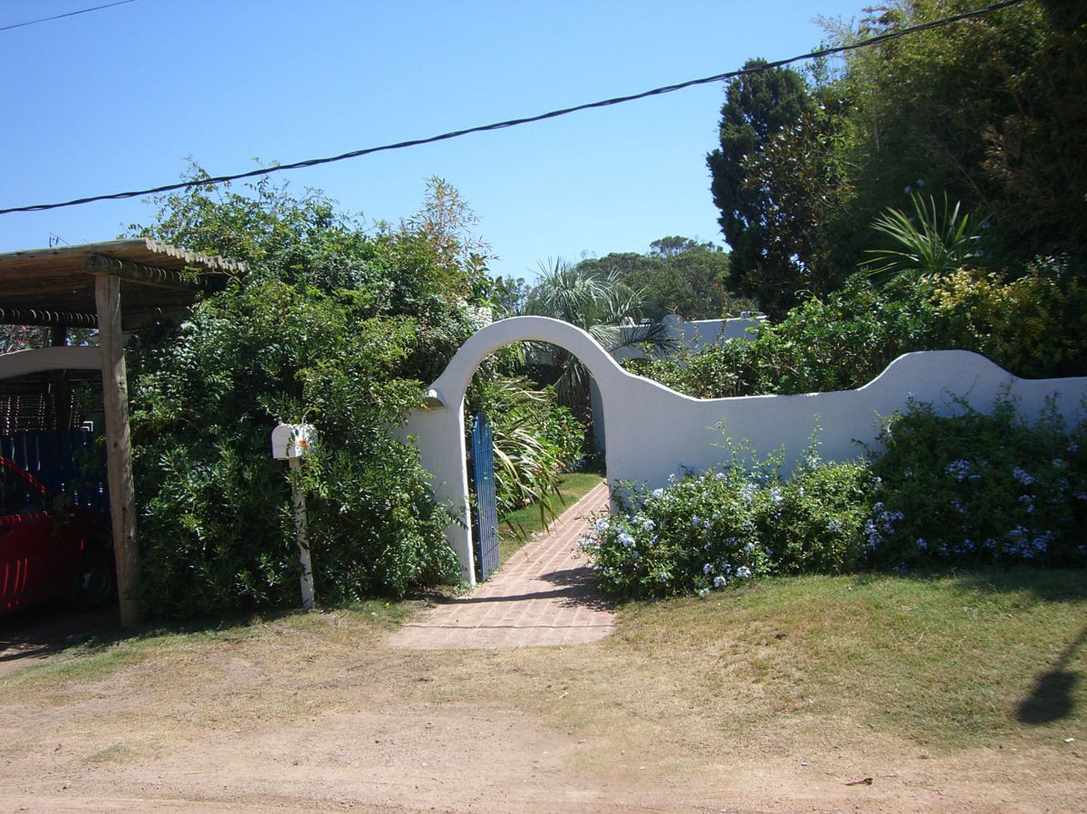 Muy linda casa en la Barra.
3 dormitorios y dependencia, con parrillero, amplia galería ,aire acondicionado en todos los ambientes, TV cable, tel, lavadero, ropa blanca.
Tiene 2 dormitorios y la dependencia en un sector y en un costado de la casa independiente, el tercer dormitorio con baño y frigo bar.
Parrillero.
Sin alarma.
Consulte con nuestros asesores.