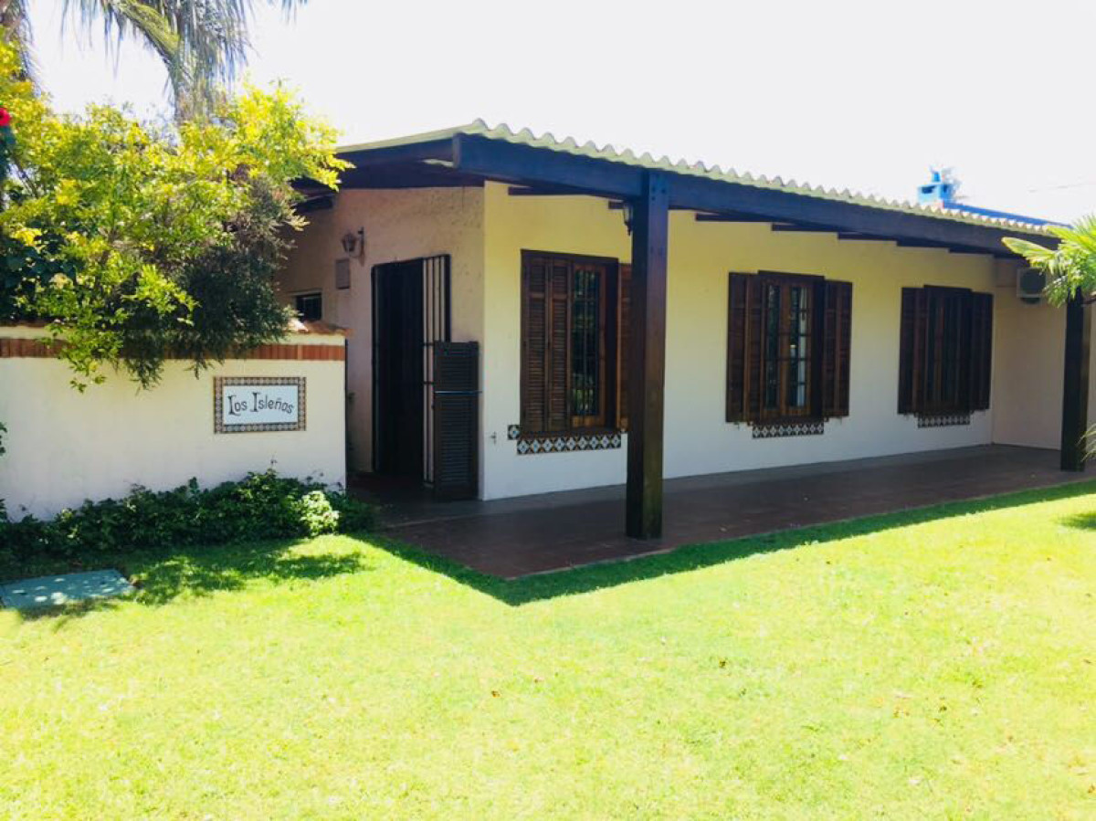 En la Barra, cómoda casa de estilo colonial.
Living, comedor con estufa a leña y aire acondicionado, cocina totalmente equipada.
Cuenta con 3 dormitorios en suite
1 dormitorio con cama matrimonial en suite con aire acondicionado,
1 dormitorio con 2 camas de 1 plaza, aire acondicionado y baño.
1 dormitorio pequeño con cuchetas y baño.
Amplio jardín al fondo con galería y parrillero.
WIFI y Punta Cable.
Consulte con nuestros asesores.