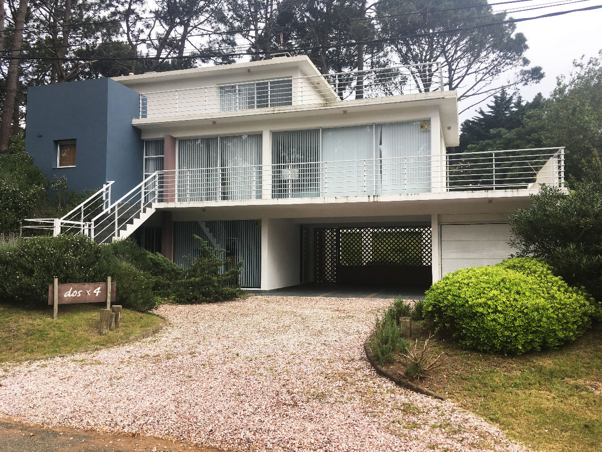 Casa muy bien ubicada a pocas cuadras del mar.
3 dormitorios (los 3 con cama matrimonial) 1 en suite con jacuzzi, 2 baños , toilette y aire acondicionado en cada uno.
Cochera p/3 autos, parrillero, dormitorio de huespedes c/ baño, terraza con vista al mar.
Totalmente equipada para 10 personas, aire acondicionado en suite principal.