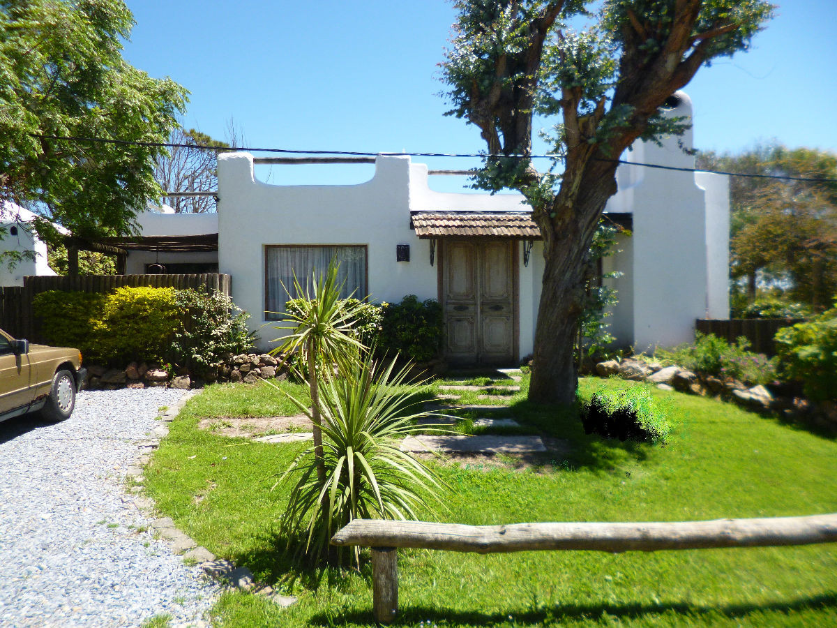 Casa en la Barra, excelente ubicación proxima a la Posta del Cangrejo. 

Cómodo living con estufa a leña,  amplio comedor, y cocina. 
Un dormitorio en suite más tres dormitorios y un baño
Parrillero cerrado con baño. Gran jardín con parrillero exterior. 

618 mtrs2 de terreno y aprox 180 mtrs2 construidos. 

Disponible en alquiler invernal.

Consulte con nuestros asesores.