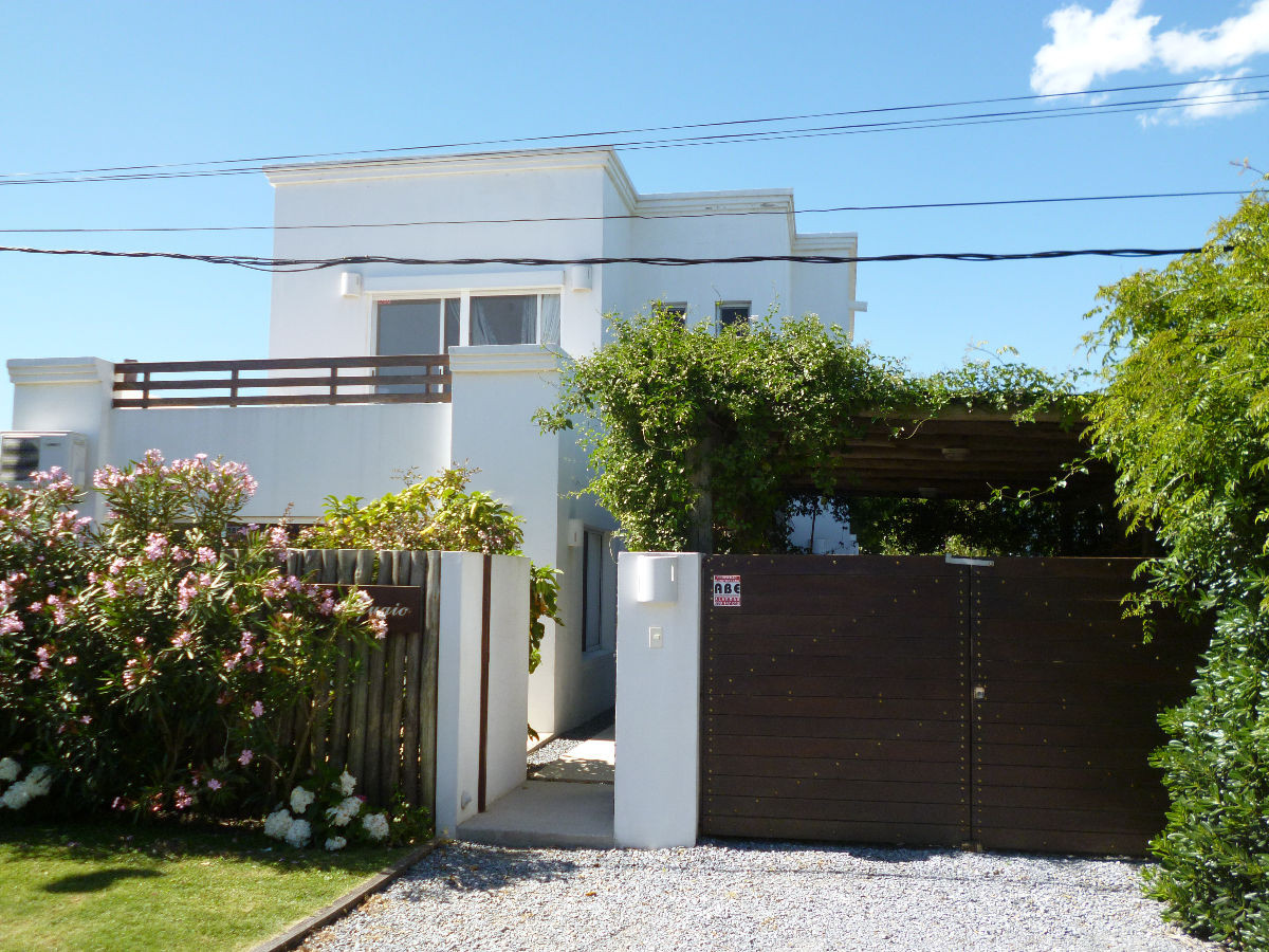 Casa en la Barra, excelente ubicación.
Amplio living - comedor, cocina equipada, 4 dormitorios, 2 de ellos en suite, dependencia de servicio.
2 dormitorios que comparten un baño arriba
1 dormitorio en suite arria
1 dormitorio en suite abajo
dependencia de servicio con baño, y cocina.
Gran jardín con parrillero.
A 3 cuadras de la playa.
cuenta con alarma, wifi, punta cable.
Consulte con nuestros asesores.