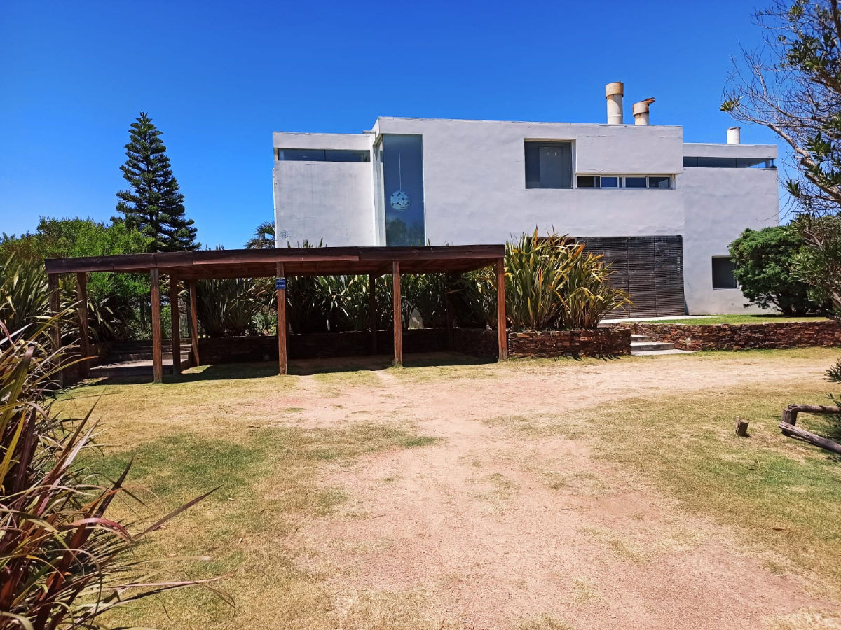 Moderna casa en Punta Piedras.
Increíble vista al mar a metros de la playa.
En planta baja, estar con parrillero, 2 dormitorios y 1 baño completo. Toilette
En planta alta, amplio living - comedor, cocina totalmente equipada, salida a deck con vista al mar, y dormitorio en suite.
Cuarto de huéspedes o dependencia de servicio externa en suite.
Gran jardín con piscina climatizada, alarma, vidrios con lamina anti robos, cofre de seguridad, losa radiante.
1000 mtrs2 de terreno, 250 mtrs2 construidos.
Por mas información, consulte con nuestros asesores.
