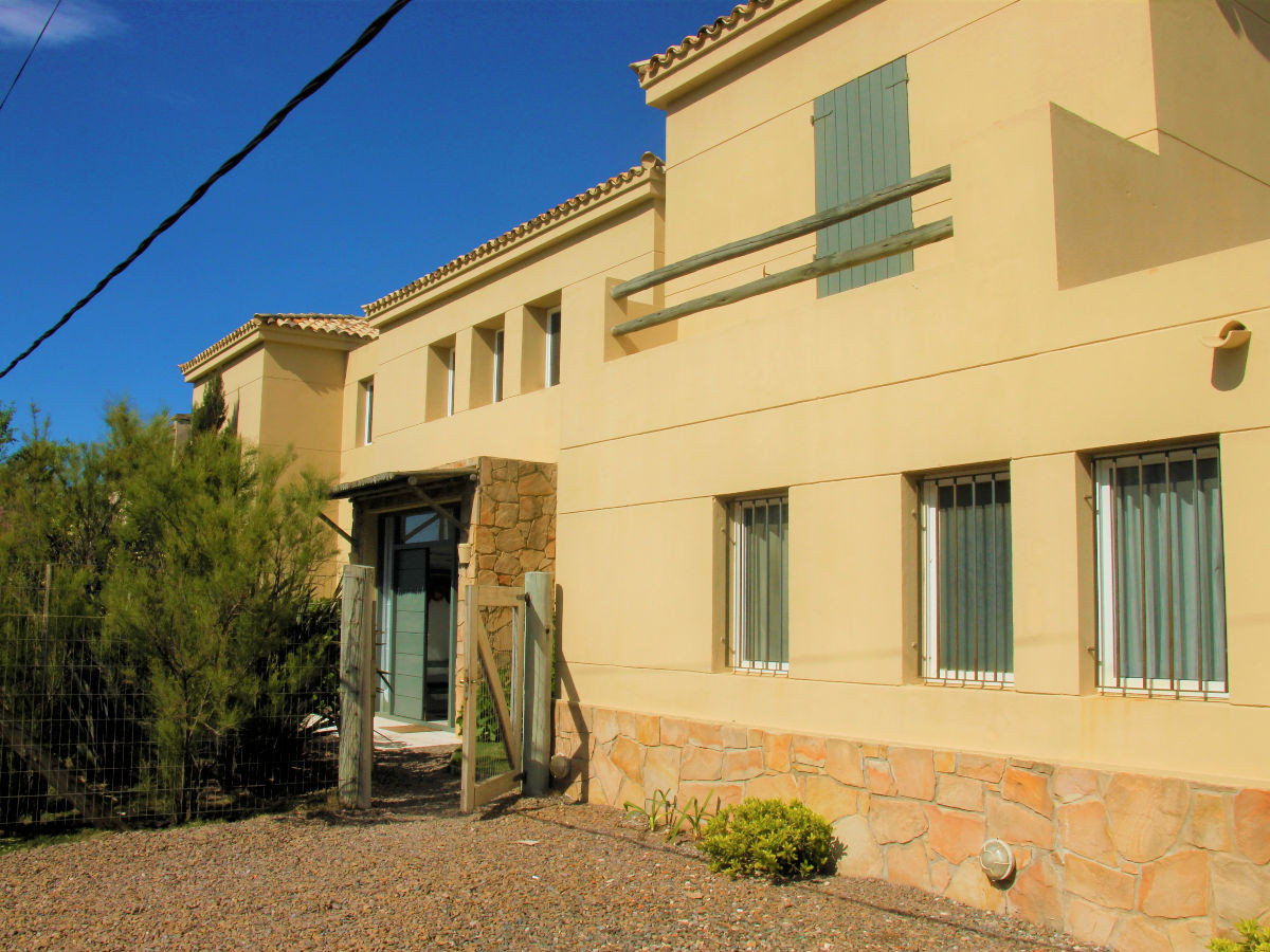 Hermosa casa en el Chorro en dos plantas.

En planta baja amplio living - comedor con vistas al mar, y salida al deck y jardín. Cocina totalmente equipada, 2 dormitorios en suite, dependencia de servicio con baño y lavadero.

En planta alta, cómodo play - room con salida a deck con increible vista al mar. Dormitorio principal en suite con vestidor, y 1 dormitorio en suite.

Piscina y parrillero cpn galería techada

1200 mtrs2 de terreno y 300 mtrs2 construidos

Consulte con nuestros asesores.
