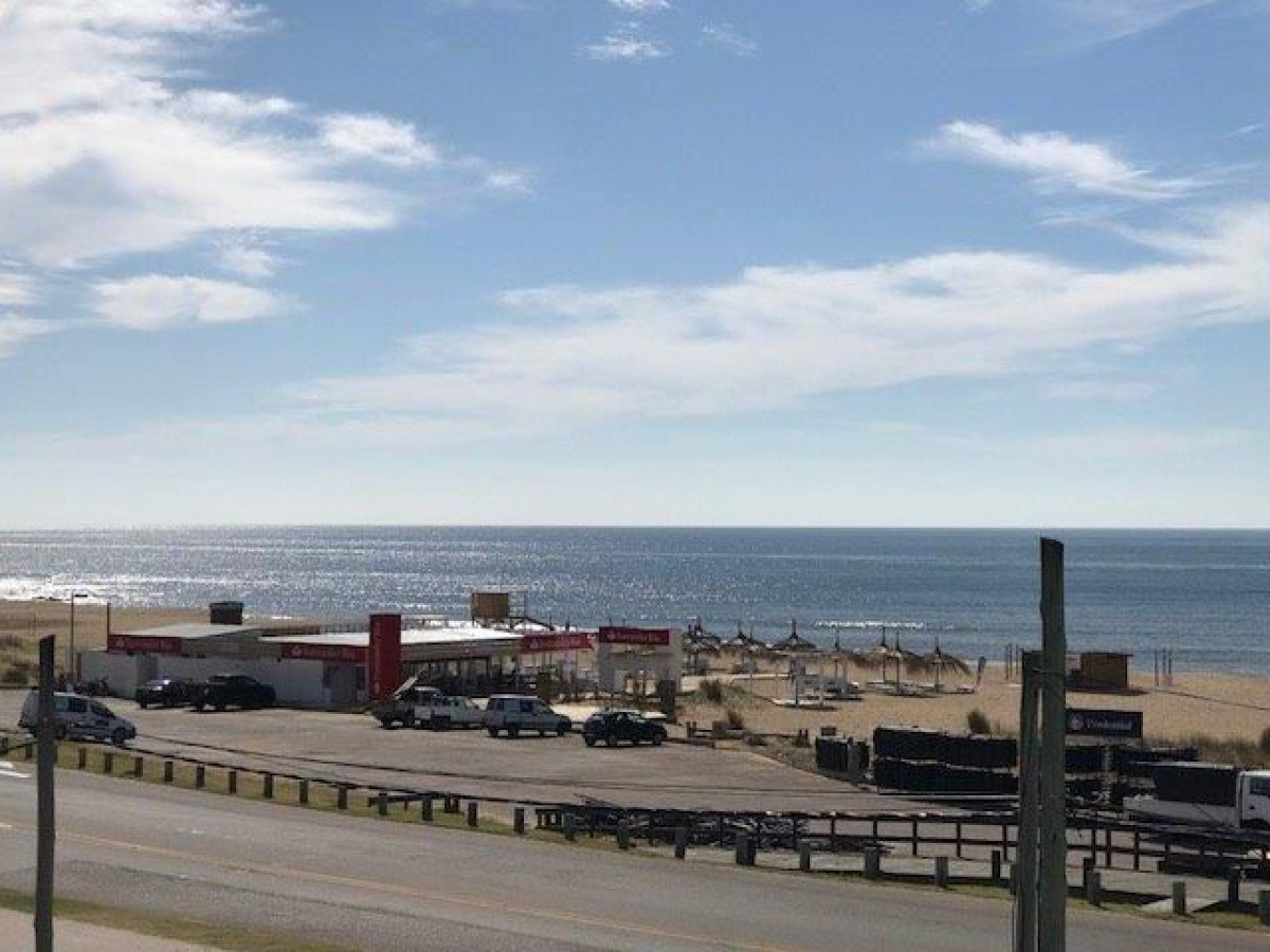 Espectacular casa frente al mar en La Barra
Cuenta con 4 Dormitorios, 3 Baños, 2 Suites. Toilette
Cocina con barra, hermoso Living -Comedor.
Parrillero techado.
Dependencia con baño.
Terreno : 504 m2
Edificado : 280 m2 + pérgolas y terraza
Consulte con nuestros asesores.