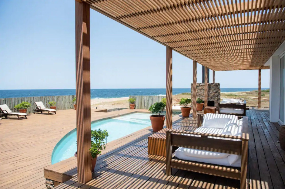 Espectacular casa frente al Mar en José Ignacio.
Descubre esta excepcional casa, un verdadero oasis costero que combina elegancia y confort en un entorno natural inigualable. Con una ubicación privilegiada frente al mar, esta propiedad es el lugar ideal para disfrutar de momentos inolvidables con familia y amigos.
La casa cuenta con 4 amplios dormitorios + dependencia de servicio, cada uno con su propio baño. Cada rincón está diseñado para brindar descanso y privacidad.
En el corazón de la casa se encuentra su cocina, que se integra perfectamente con el living y el comedor, creando un ambiente acogedor y funcional para compartir momentos especiales. La distribución de los espacios permite disfrutar de la luz natural y la brisa marina, haciendo de cada día una experiencia única.
Pileta climatizada.
Con un terreno de 716 m² y 380 m² edificados, esta propiedad ofrece amplias áreas exteriores para disfrutar del aire libre, así como la posibilidad de personalizar y expandir según tus deseos.
No dejes pasar la oportunidad de adquirir este maravilloso hogar en una de las zonas más exclusivas de la costa uruguaya. Consulta con nuestros asesores.