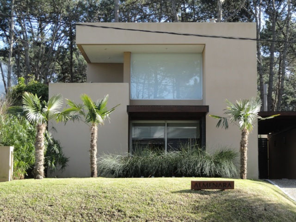 Hermosa casa a dos cuadras del mar.

Planta baja:
living- comedor
cocina integrada
2 dormitorios (1 con cama matrimonial y otro de una plaza y media) que comparten 1 baño

1 dependencia de servicio o dormitorio en suite + huéspedes con cucheta

Linda barbacoa con hermoso y amplio jardín.

Cochera con pérgola para 3 vehículos

Planta alta:
2 dormitorios en suite (matrimoniales)

Total: 4 dormitorios y 3 baños
dependencia completa

Aire acondicionado split en todos los ambientes
Alarma completa con sensores interiores y exteriores