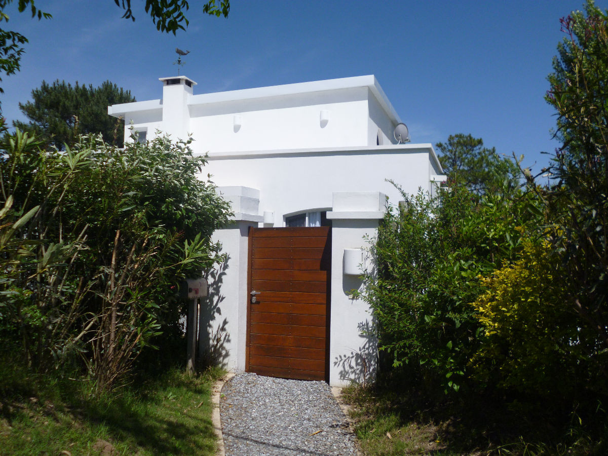 Departamento planta baja muy bien equipado de 2 dormitorios y 2 baños , todo cercado y direct tv wifi, cochera y buen parrillero.
