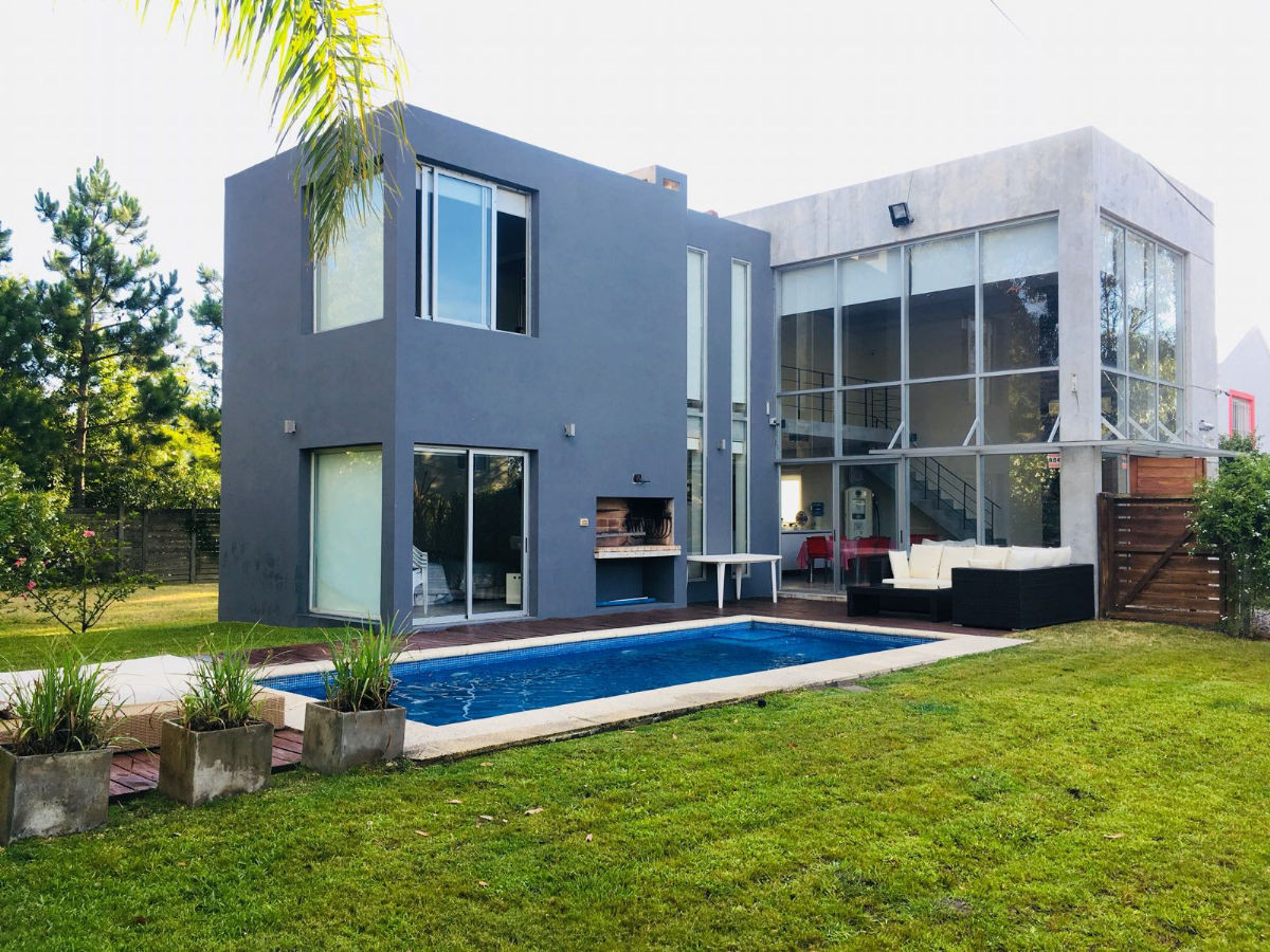 Excelente casa moderna en la Barra.

En planta alta 2 dormitorios, que comparten un baño
En la planta baja hermosa cocina estilo americana y living-comedor. 1 dormitorio y 1 baño.

Amplio jardín con piscina. 
Cámaras de seguridad, 1 interior y 3 exteriores.

Capacidad para 6 personas. 

Aprox. 378 m2 de terreno, construidos 189 m2 

Por mas información, consulte con nuestros asesores.