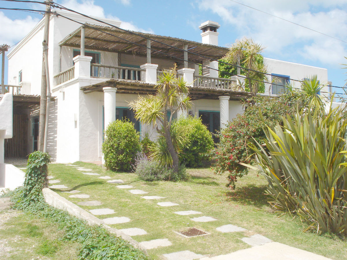 Excelente ubicación, a metros de la Playa de La Posta del Cangrejo.
Muy linda casa de 3 dormitorios, 1 en suite y vestidor.

Dependencia de servicio, 2 baños y cocina.

Linda terraza, patio con parrillero, dos garaje para autos. Vista al Mar.

500mts2 de terreno y 150mts2 construidos aprox.

Por mas información, consulte con nuestros asesores. 