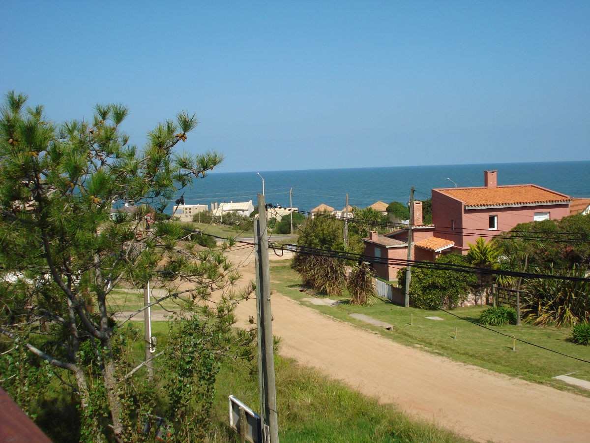 Hermosa casa en El Chorro. A metros del Mar.

Muy linda terraza con vista al mar y parrillero. 

Amplio living-comedor con vistas increíbles. Toilette. Cocina totalmente equipada. 
4 dormitorios en planta baja (dos de ellos comparten un baño),  suite principal en planta alta.

Jardín con piscina.  

Por mas información, consulte con nuestros asesores.