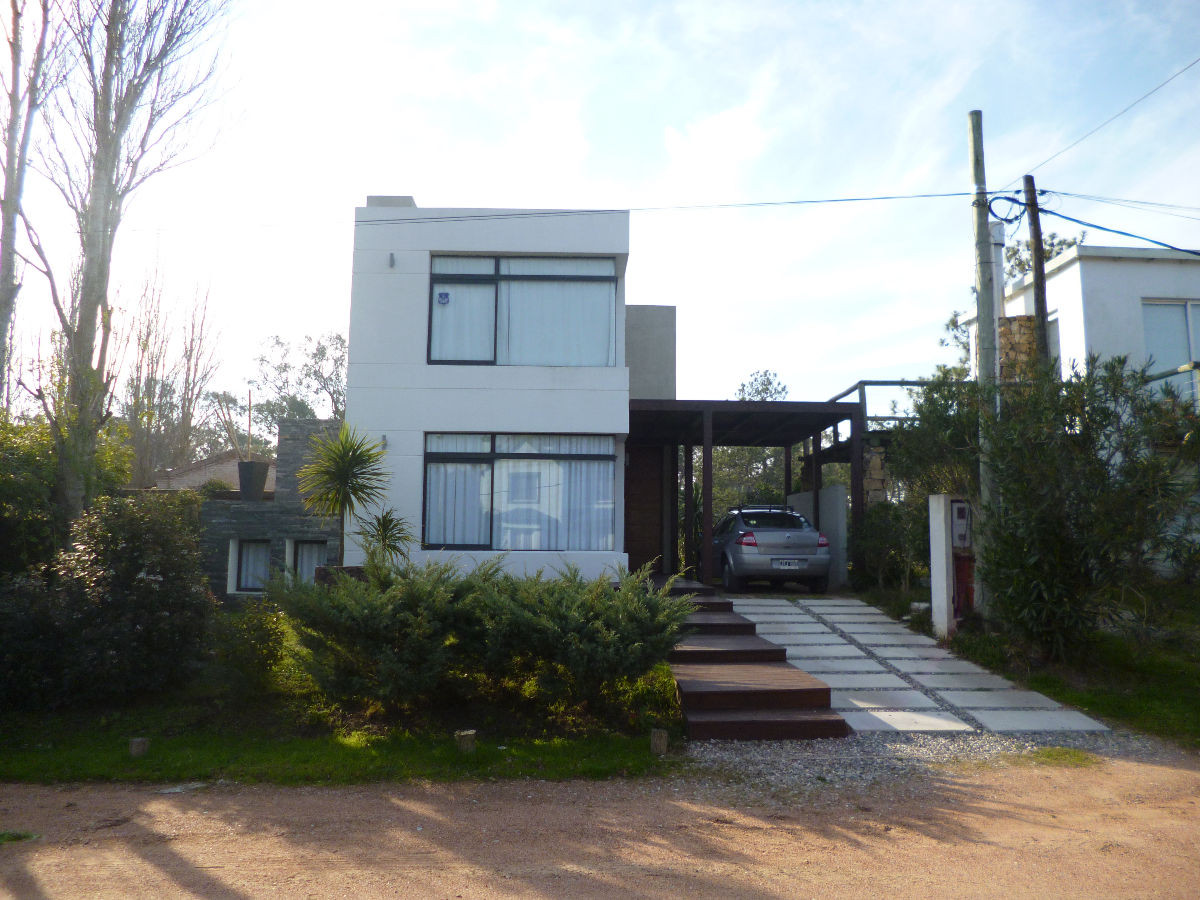 Hermosa casa de cuatro dormitorios en La Barra.
Aire acondicionado en todos los dormitorios y ventilador de techo.
Tres dormitorios en suite + 1 toilete.
Living-comedor con cocina integrada.
Deck con parrillero.
360 mts2 de terreno y una construcción de 180 mts2 aprox.