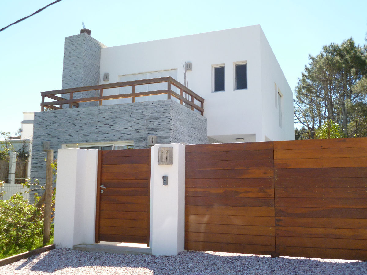 Muy linda casa en la Barra.
Living con estufa a leña, comedor, cocina, cuatro dormitorios (dos en suite con vestidor), toillet y 2 baños.
3 dormitorios en planta alta ( uno en suite) 1 dormitorio en suite en planta baja.
Cómoda terraza, quincho con parrillero, predio cercado, y alarma prosegur.
Consulte con nuestros asesores.