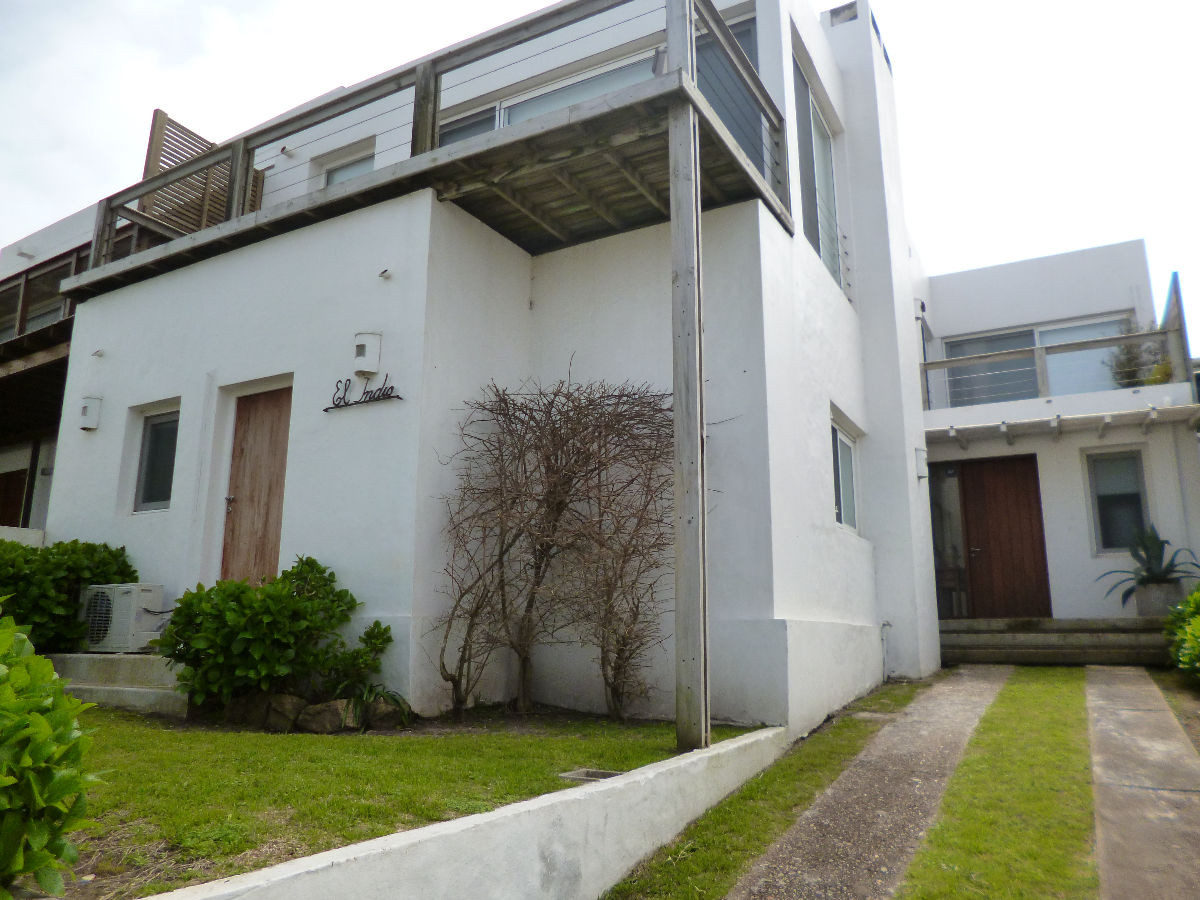 Espectacular casa en la zona de La Barra. Muy linda decorada.

2 dormitorios en suite mas otros 2  dormitorios con un baño + dependencia de servicio con cama cucheta. 

Dormitorio principal arriba con amplio living comedor y cocina. 

Abajo un dormitorio con cama doble en suite mas los dos dormitorios + indep.
Pequeña cocina con playroom. 

Parrillero techado y piscina.

Consulte con nuestros asesores.