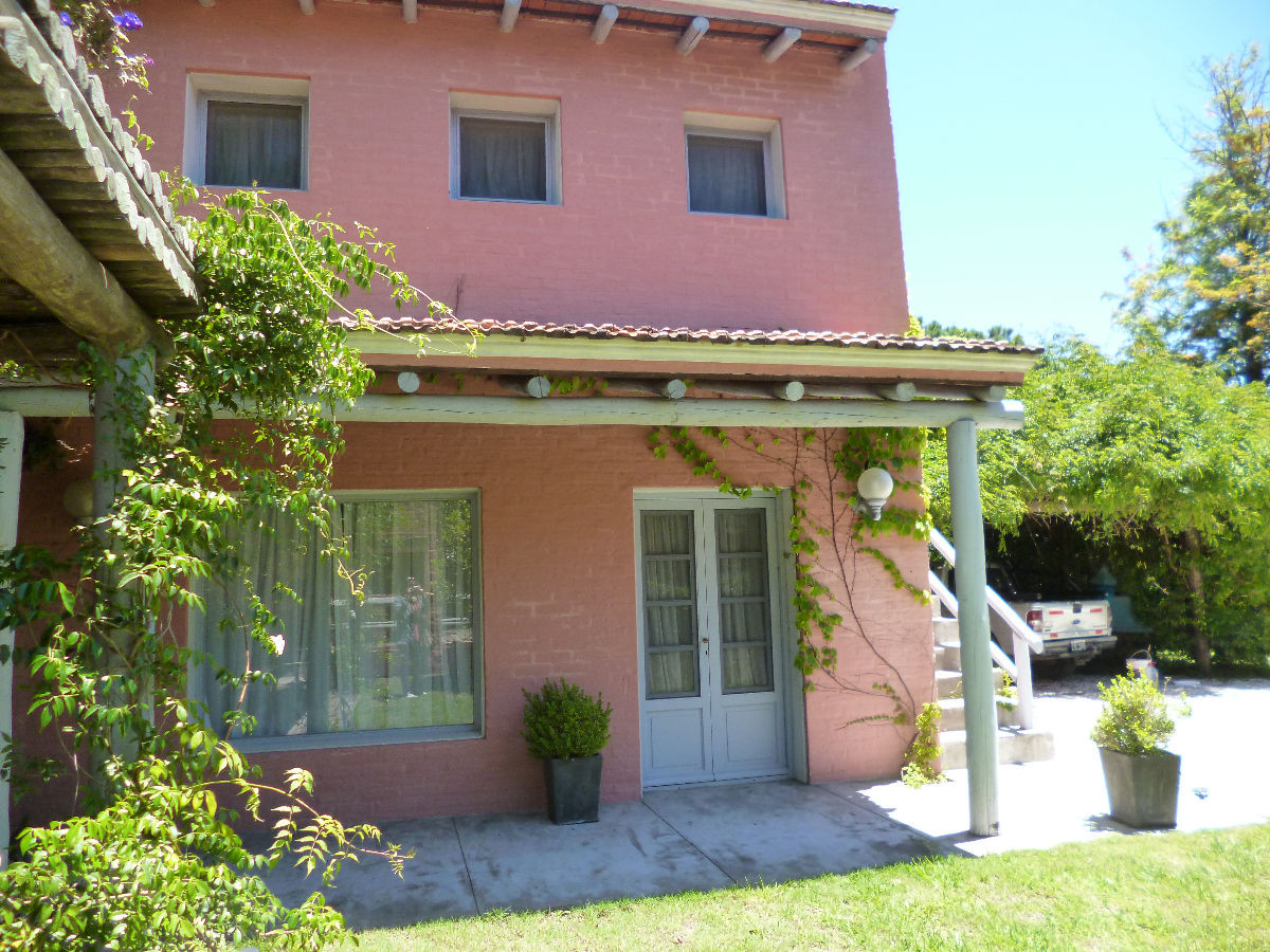 Espectacular casa en el corazon de La Barra. 
1340 mts2 de terreno. 
3 dormitorios, 2 baños, uno en suite; en casa principal. 

Apartamento de huéspedes con baño y cocina independiente. 
2 dormitorios con baño compartido y otro dormitorio + en suite. 

Dependencia de servicio con 3 camas, y 1 baño.

Parrillero y piscina.
Capacidad para 17 personas
Living comedor con estufa a leña y cocina estilo romántico. 

Por mas información, consulte con nuestros asesores.