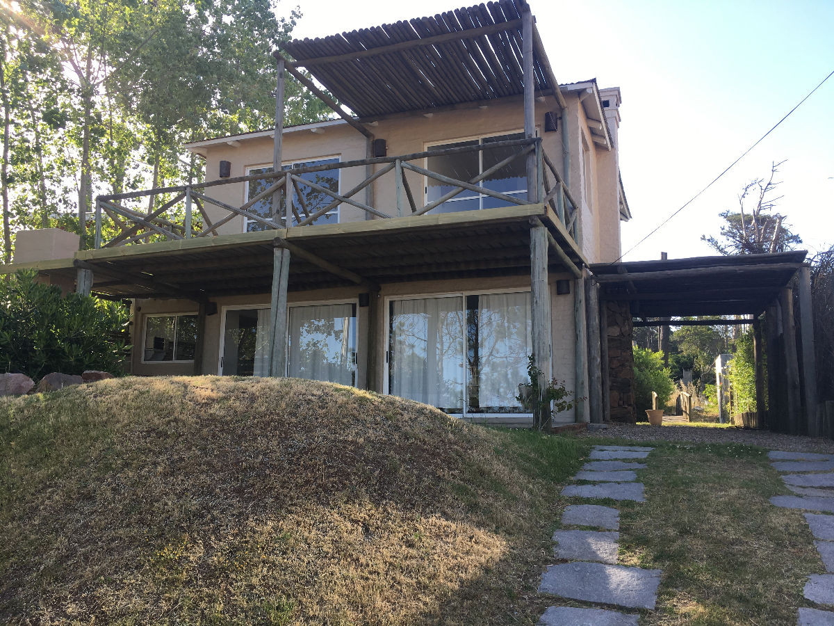 Muy cómoda casa en Montoya, detrás del hotel las Olas, zona muy tranquila.

En planta baja, amplio living - comedor, cocina americana, y toilette, además de dependencia de servicio con baño.

En planta alta 3 dormitorios,  dormitorio principal en suite, los otros dormitorios comparten 1 baño.

Entrada para auto, parrillero jardín. 