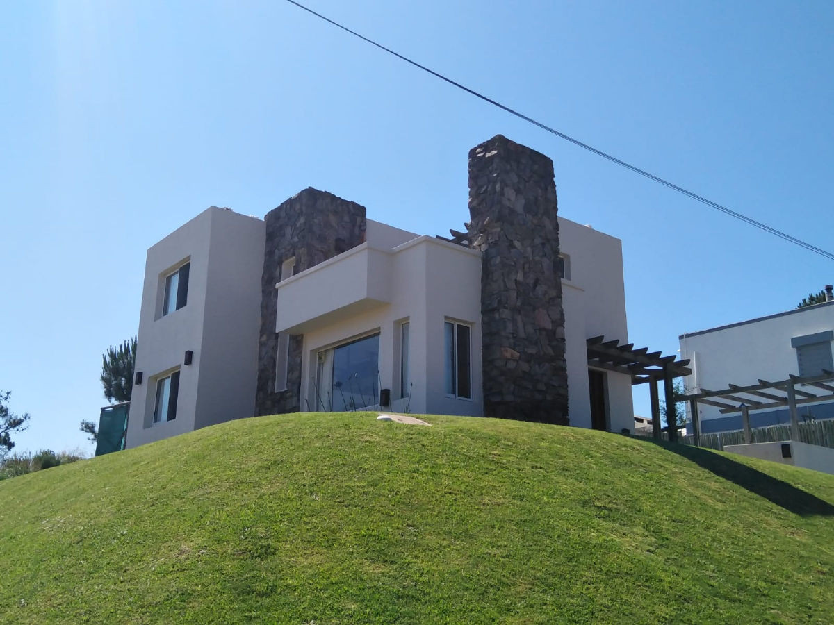 Tu Refugio en Manantiales: Espacio, Comodidad y Naturaleza a Pasos del Mar.
Descubre esta encantadora casa en Manantiales, un lugar donde la tranquilidad se encuentra con la belleza natural. A tan solo 400 metros de la playa, esta propiedad es ideal para quienes buscan disfrutar de la vida costera sin renunciar a la comodidad.
Con un diseño funcional y acogedor, la casa cuenta con 3 dormitorios y 2 baños, perfecta para recibir a familiares y amigos. Con capacidad para 5 camas, cada rincón está pensado para ofrecer el máximo confort. Cocina definida, y hermoso living - comedor. Un espacio ideal para compartir momentos inolvidables.
El terreno de 425 m2 ofrece un entorno privado y tranquilo, mientras que los 143 m2 aprox. edificados brindan un hogar acogedor y luminoso.
Cochera para 1 vehículo. Pileta y hermoso parrillero.
No pierdas la oportunidad de vivir en este paraíso costero. Consulta con nuestros asesores.