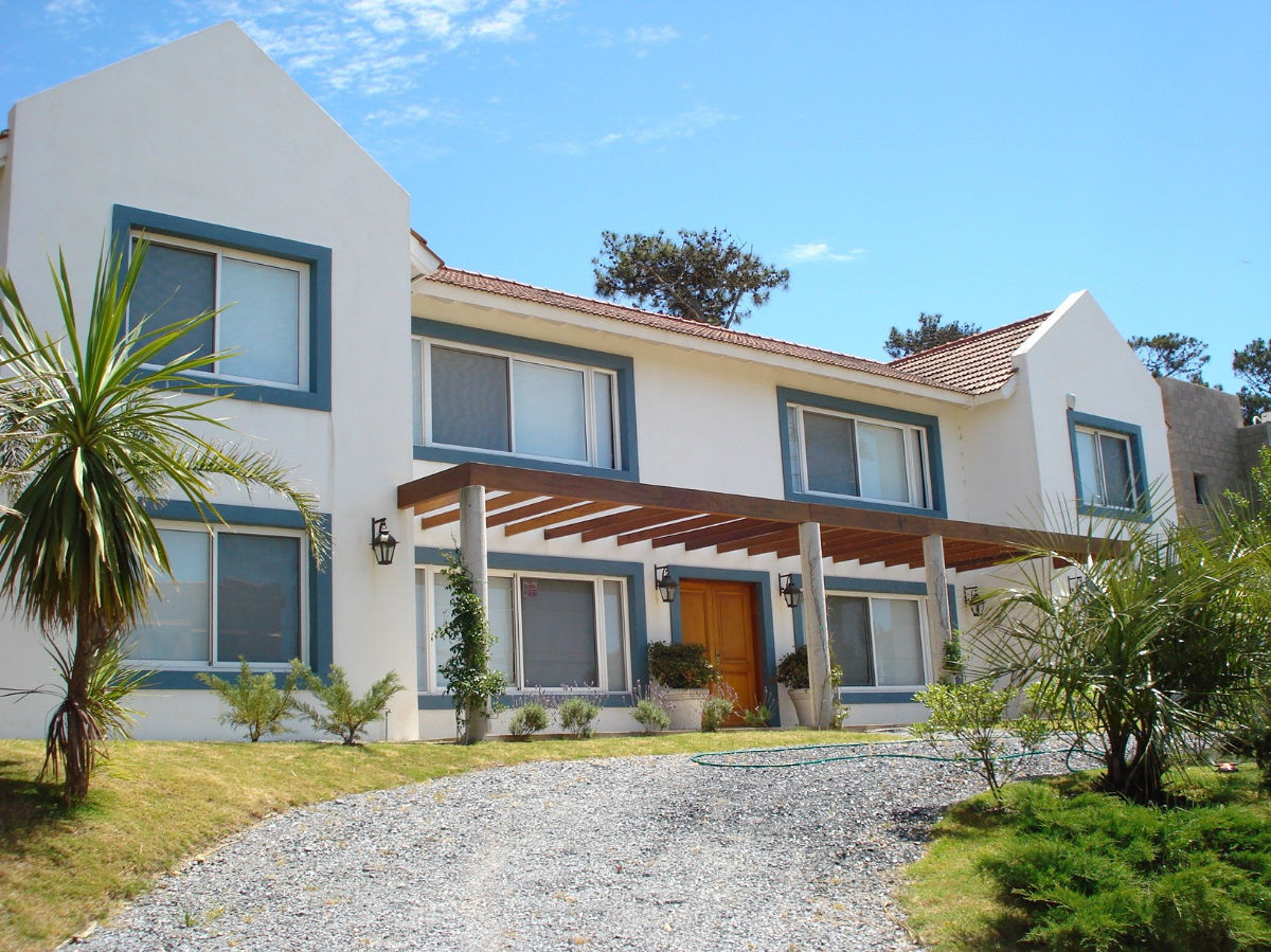 En el corazon de La Barra casa de 5 dorm en suite y dependencia, pileta, sauna y jacuzzi exterior.
Planta superior con 3 dormitorios en suite camas dobles, con jacuzzi cada uno y el tercero con ducha escocesa.
Planta baja con 2 dormitorios en suite con 2 camas cada uno.
Dependencia exterior con tres camas. Lavadero completo, mas steem-room
Pileta espectacular y jacuzzi exterior! Hermoso jardín con galería.
441 mtrs2 construidos
814 mtrs2 de terreno
padrón: 17362
Consulte con nuestros asesores.