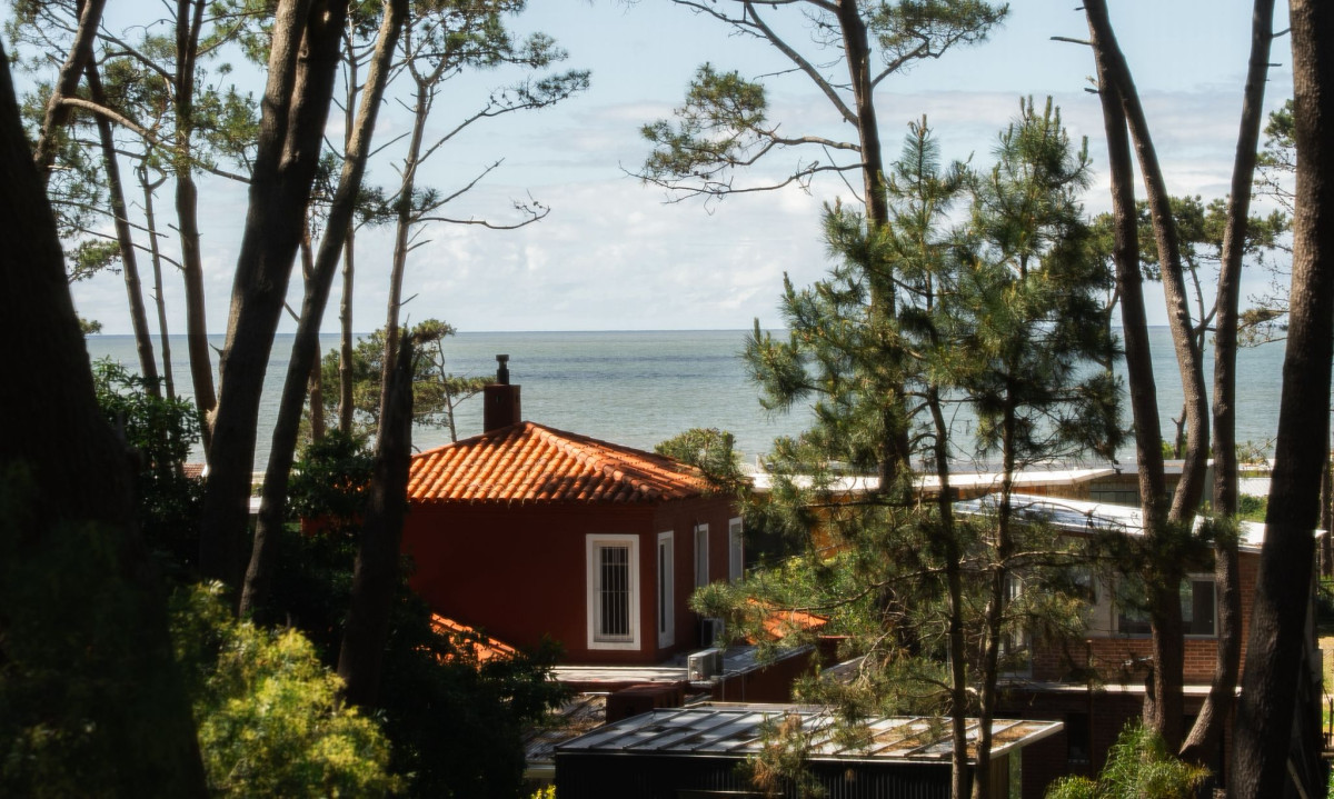 Hermosa casa a 400 metros del Mar.

Cuenta con 3 dormitorios y 2 baños completos.
Living-comedor con cocina integrada.
Capacidad para 6-7 prsonas.

Hermoso patio con parrillero
600mts2 de terreno y 130mts2 aprox. construidos.

Consulte con nuestros asesores.
