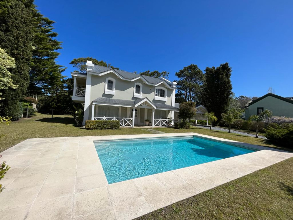 Hermosa casa en la Barra.

Amplio jardín con pileta y parrillero.
Hermoso living y comedor. Cocina equipada.
3 dormitorios (principal en suite)+ dependencia de servicio con baño, aire acondicionado, muy bien equipada.

Amplia galería, para disfrutar de la tranquilidad que ofrece La Barra. Y hermoso patio

Por mas información, consulte con nuestros asesores.