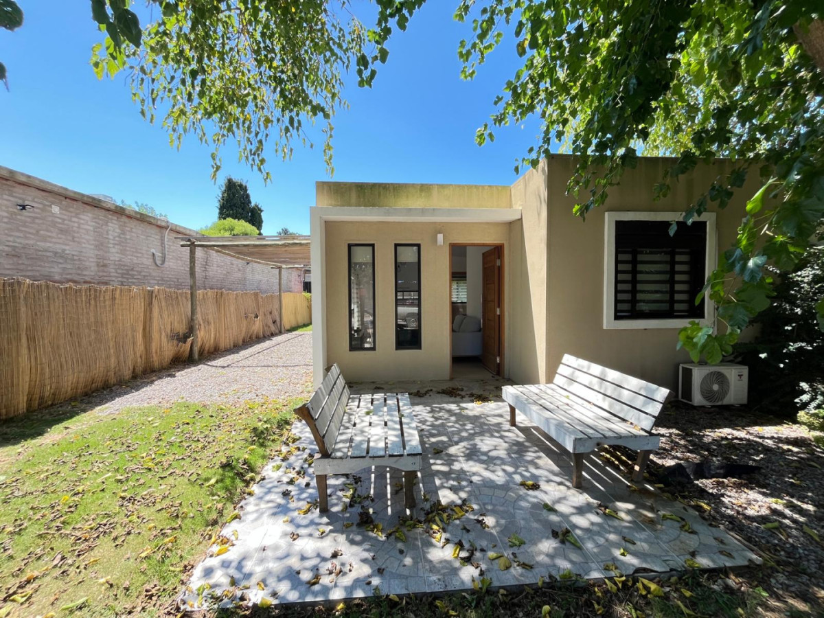 Hermosa casa a tan solo 1 cuadra de la ruta principal de La Barra.

Cuenta con 2 dormitorios, 2 baños. Una cocina de estilo americana. Y hermoso espacio de living-comedor.

Un lote de 300mts2 con 10mts de frente. 
65 mts2 construidos aprox. en construcción Isopanel y steel framing.

Para disfrutar de la cercanía al Mar y la tranquilidad de la zona.

Por mas información, consulte con nuestros asesores. 