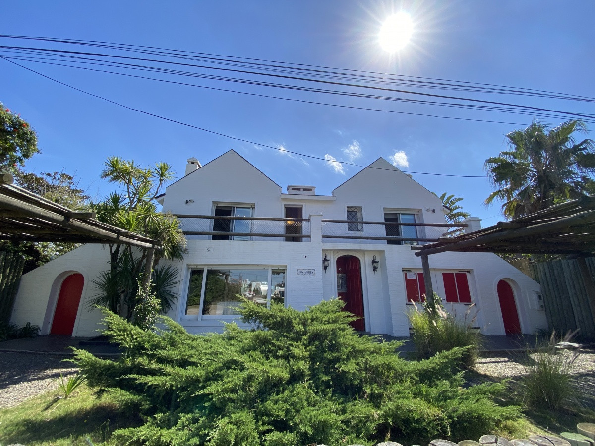 Casa de dos plantas en la Barra. Con barbacoa, piscina, jardín y casa de huésped o servicio en el área exterior. 
Ubicada a unos 100 metros de la calle principal de La Barra. Está cerca de las playas de la Posta del Cangrejo, Montoya y Bikini.
 4 suites en el primer piso, una suite en la planta baja, sala de estar y amplio comedor, vistas al mar, terrazas y zona de barbacoa, piscina con gran solarium y casa de huéspedes con dos cuartos, la casa alberga con todas las comodidades 13 huéspedes. 

Las habitaciones son espaciosas y la sala de estar tiene una chimenea, televisión, escritorio y un enorme sofá. El comedor tiene una mesa de vidrio y 8 sillas. Hay un toilette para invitados. Todas las habitaciones tienen aire acondicionado frio y caliente. Piscina con deck. La cocina está totalmente equipada.  TV por cable, WiFi. 

Espacio semi-cubierto para dos autos.

En la planta superior de la casa principal: Suite 1 o Master Suite: una cama King 2.00 X 2.00 m. Vista al mar - Suite 2: dos camas gemelas 1.00 X 2.00 M (ideal para niños o adolescentes) Baño completo. Vista a la piscina - Suite 3 y 4: cada habitación con dos camas matrimoniales de 1.40 X 2.00 M (4 camas en total). Baño completo. Suite 5, en la planta baja: dos camas matrimoniales 1.40 X 2.00 M. Baño en el pasillo interno.