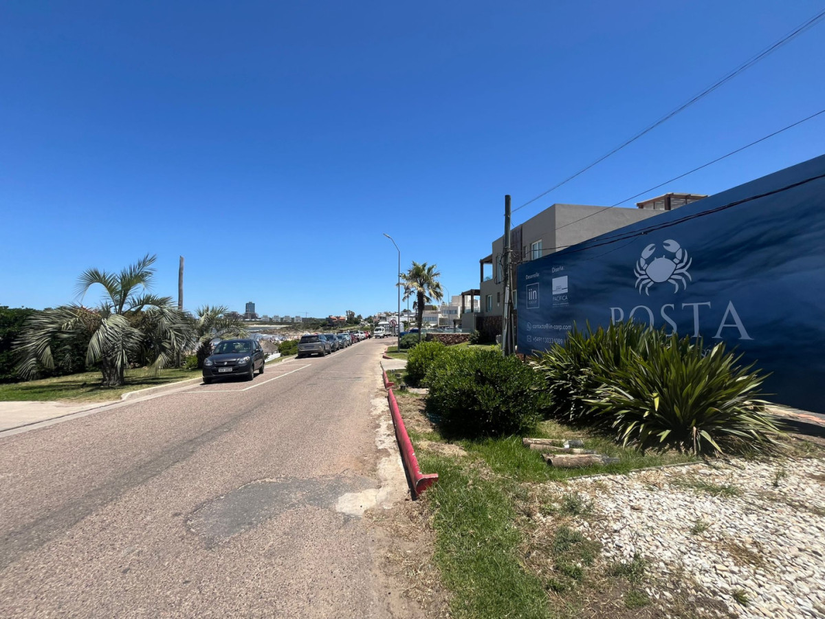 Tu Refugio Costero Espera!, a pasos de la Playa de La Posta del Cangrejo

Descubre la oportunidad de tener el hogar de tus sueños a solo 20 metros del mar en La Barra. 
Imagina despertar cada mañana con el sonido de las olas y disfrutar de impresionantes atardeceres desde tu futura terraza. La ubicación privilegiada frente al mar garantiza acceso inmediato a las playas más exclusivas de la zona, ideales para disfrutar de días soleados y actividades al aire libre.

2 unidades apareadas.
3 pisos, en sub suelo: 2 dormitorios en suite, en Planta baja: 3 dormitorios en suite y en 1er piso: Área social con pileta con verde en el siguiente piso.
Aprox. de 250mts2 cada una.

Área del terreno: 620 mts2 con 15,50mts de frente x 40mts de fondo.

No dejes pasar esta oportunidad única. Consulta con nuestros asesores y comienza a dar forma a tu sueño costero. ¡La vida que siempre quisiste te está esperando en La Barra!