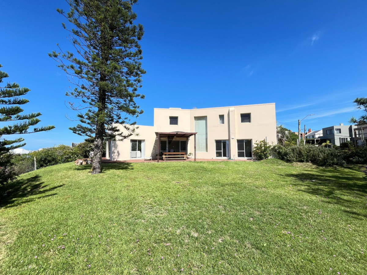 Espléndida casa minimalista en excelente ubicación en la Barra.
Amplio living comedor, espectacular vista al mar, gran jardín. 
Cocina equipada. 
4 dormitorios en suite y dependencia con baño en subsuelo + garaje.
Parrillero cerrado integrado a la cocina. 

554 mtrs2 de terreno
274 mtrs2 edificado

Consulte con nuestros asesores.