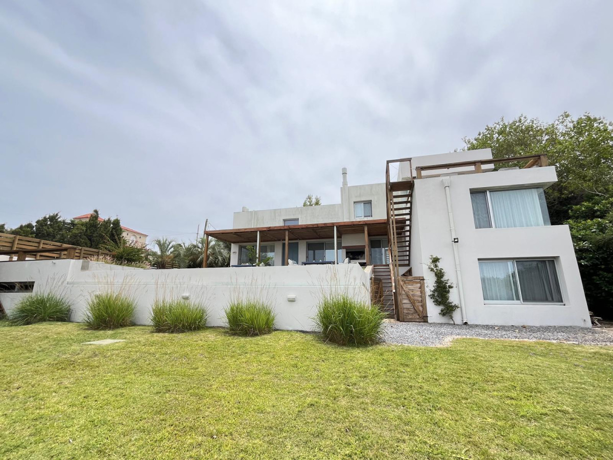 Moderna casa  en altos de Punta Piedra.

En planta baja, amplio living - comedor, cocina americana. Lavadero y deposito.

En planta alta, dormitorio principal en suite con vista al mar.

Por la galería se acceden a 3 dormitorios en suite.

Amplio jardín con piscina, galería con espectacular vista al mar. 

Aprox. 250 mtrs2 construidos con 1350 mtrs2 de terreno. 