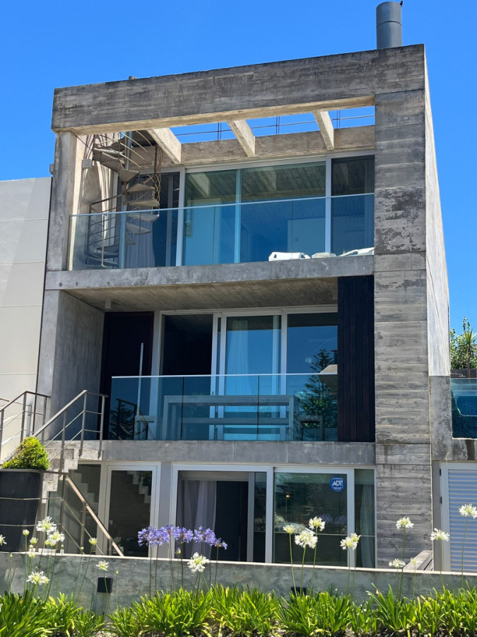 Elegancia y Comodidad a Pasos del Mar

Descubre esta excepcional casa en La Barra, un verdadero oasis a solo 50 metros de la playa. Con un diseño moderno y funcional, esta propiedad es perfecta para disfrutar de momentos inolvidables en familia o con amigos.

Características Destacadas:
5 Dormitorios y 5 Baños completos: Cada suite está diseñada para ofrecer privacidad y confort, ideal para grupos de hasta 8 personas.
Amplios Espacios Comunes: La cocina integrada se conecta con el living y el comedor, creando un ambiente cálido y acogedor para compartir. Con salida a terraza con parrillero y vista al Mar.
Con 300 m² aprox. construidos, cada rincón de la casa está pensado para maximizar tu experiencia de descanso y disfrute.
Hermoso solarium con espectacular vista al mar y pileta.
Lavadero y estacionamiento para dos autos. 

Losa Radiante, aberturas yocco, pisos italianos y grifería alemana.

No dejes pasar la oportunidad de vivir en uno de los destinos más deseados de la costa uruguaya. Consulta con nuestros asesores y descubre cómo esta propiedad puede convertirse en tu nuevo hogar de vacaciones.