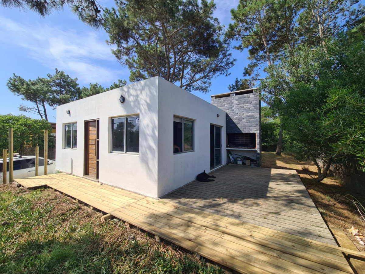 Hermosa construcción en Balneario Buenos Aires, a 50 mts de la Ruta.
2 dormitorios, 2 baños. Cocina, living-comedor con hogar. 
Parrillero exterior.

Aberturas de aluminio, buena calidad, puertas de madera en frente y fondo. Construcción tradicional. Tiene los cimientos para construir otro piso.

Terreno 450mts2 y 100mts2 construidos aprox.

Por mas información, consulte con nuestros asesores.