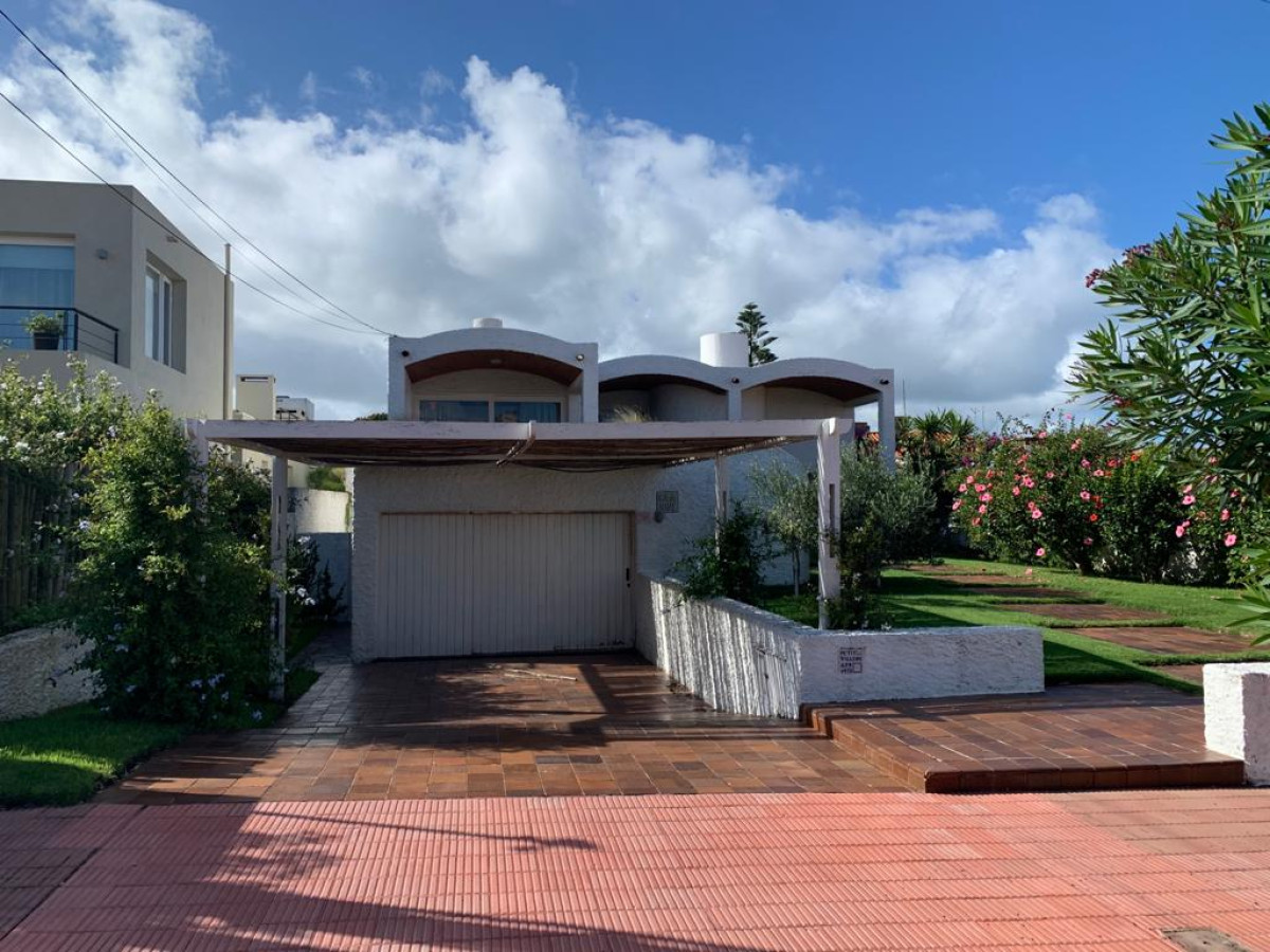 Casa en Península - Punta del Este
Muy linda zona, construcción solida, cuenta con 4 Dormitorios, 4 baños 
Living Comedor, cocina, hermoso jardín , piscina
Terreno : 800 m2 
Edificado : 360 m2 

