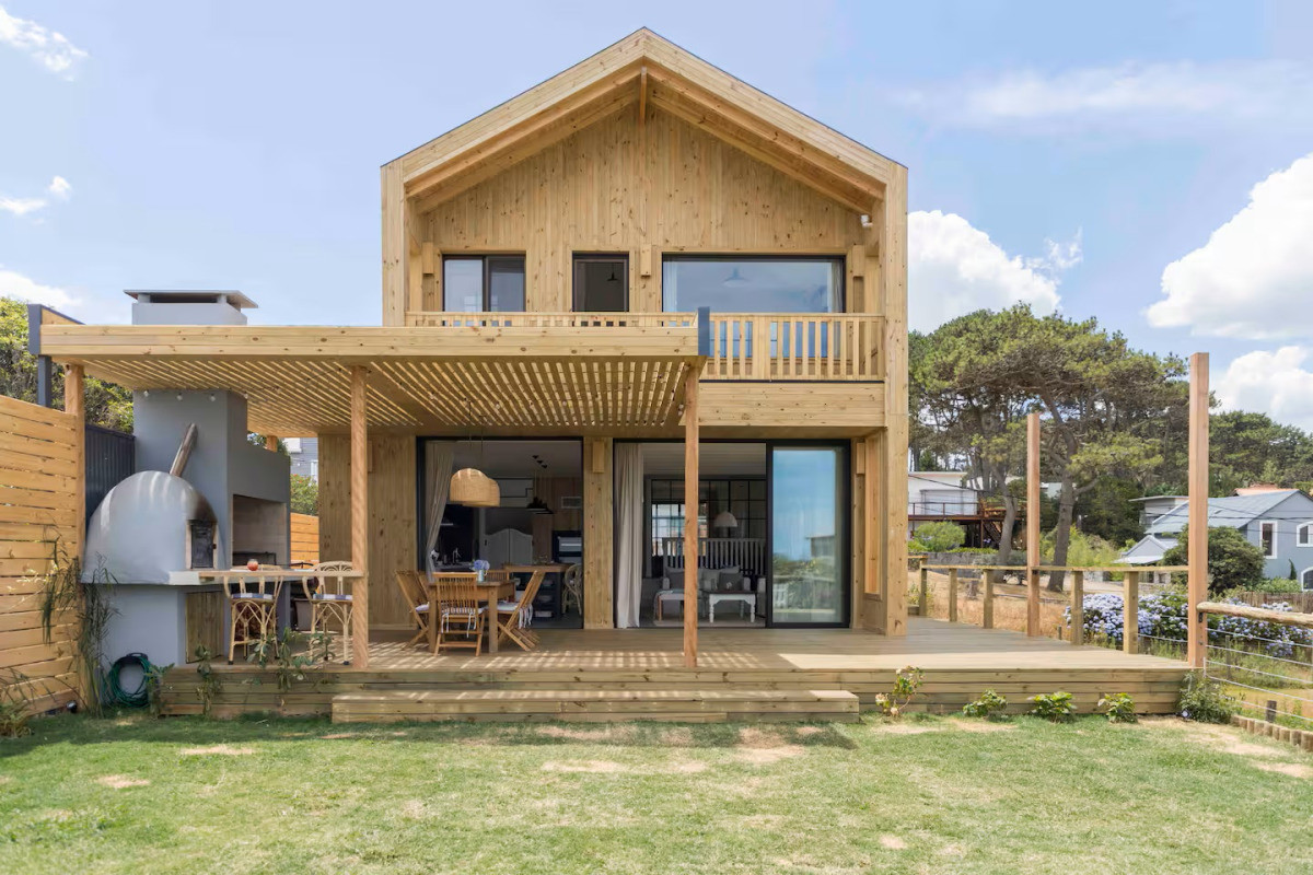 Tu Refugio en La Barra: Elegancia y Comodidad.
A tan solo 2 cuadras del Mar y 5 minutos del centro de La barra.

Descubre esta encantadora casa en La Barra, un oasis de tranquilidad y estilo en uno de los destinos más codiciados de Uruguay. 
Con un diseño moderno y funcional, esta propiedad cuenta con 3 amplios dormitorios, incluyendo 1 suite principal que ofrece privacidad y confort. 2 dormitorios comparten 1 baño.

La cocina integrada se conecta armónicamente con el luminoso living-comedor y toilette, creando un espacio ideal para compartir momentos inolvidables con familiares y amigos. 
Hermoso patio con parrillero y piscina. Lavadero interno.
Anexo de otro espacio para usar como habitación o dependencia, cuenta con 1 dormitorio, living con cocina integrada y baño.

Consulta con nuestros asesores.