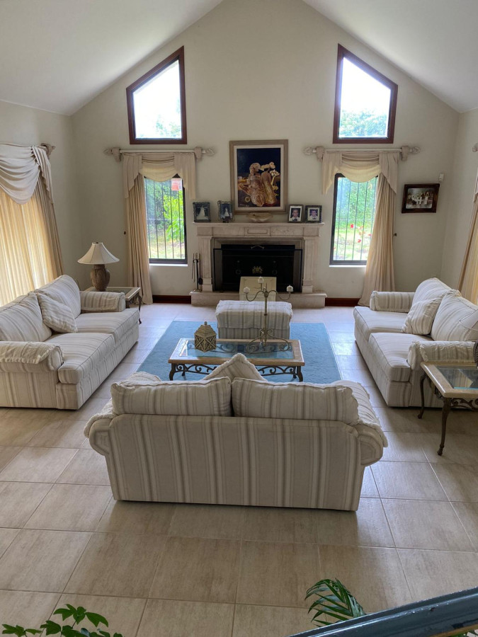 **Descubra el Refugio Perfecto en Mansa - Punta del Este**
Ubicada en una de las zonas más exclusivas de Punta del Este, esta impresionante casa de 600 m² se erige sobre un amplio terreno de 2150 m², ofreciendo un equilibrio perfecto entre lujo y confort. Con 7 dormitorios, de los cuales 5 son suites, esta propiedad es ideal para familias numerosas o para aquellos que buscan un espacio generoso para recibir a amigos y seres queridos.
La casa cuenta con una distribución funcional que incluye una cocina moderna, un acogedor living y un amplio comedor, perfectos para disfrutar de momentos inolvidables.
El entorno natural que rodea la propiedad invita a la relajación y al disfrute, mientras que su ubicación privilegiada en Mansa le permite acceder fácilmente a las hermosas playas y a la vibrante vida social de Punta del Este.
No pierda la oportunidad de adquirir este excepcional inmueble. Consulte con nuestros asesores para más información y descubra su nuevo hogar en el corazón de Punta del Este.